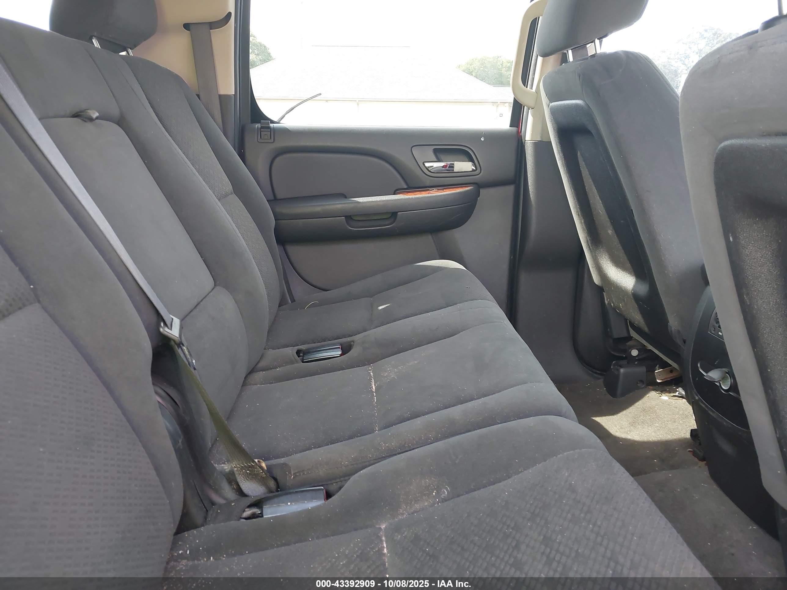 CHEVROLET SUBURBAN image 8