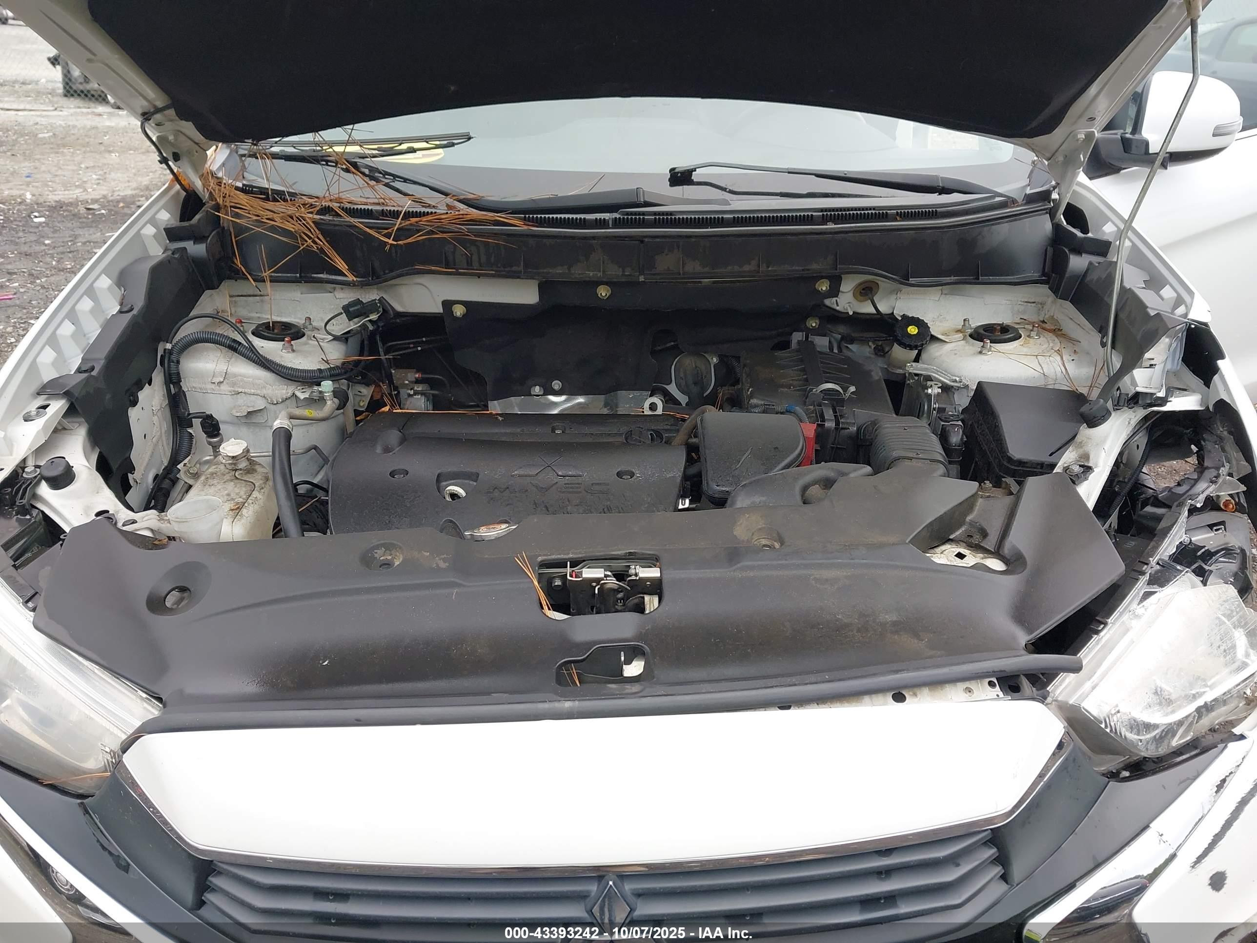 MITSUBISHI OUTLANDER image 10