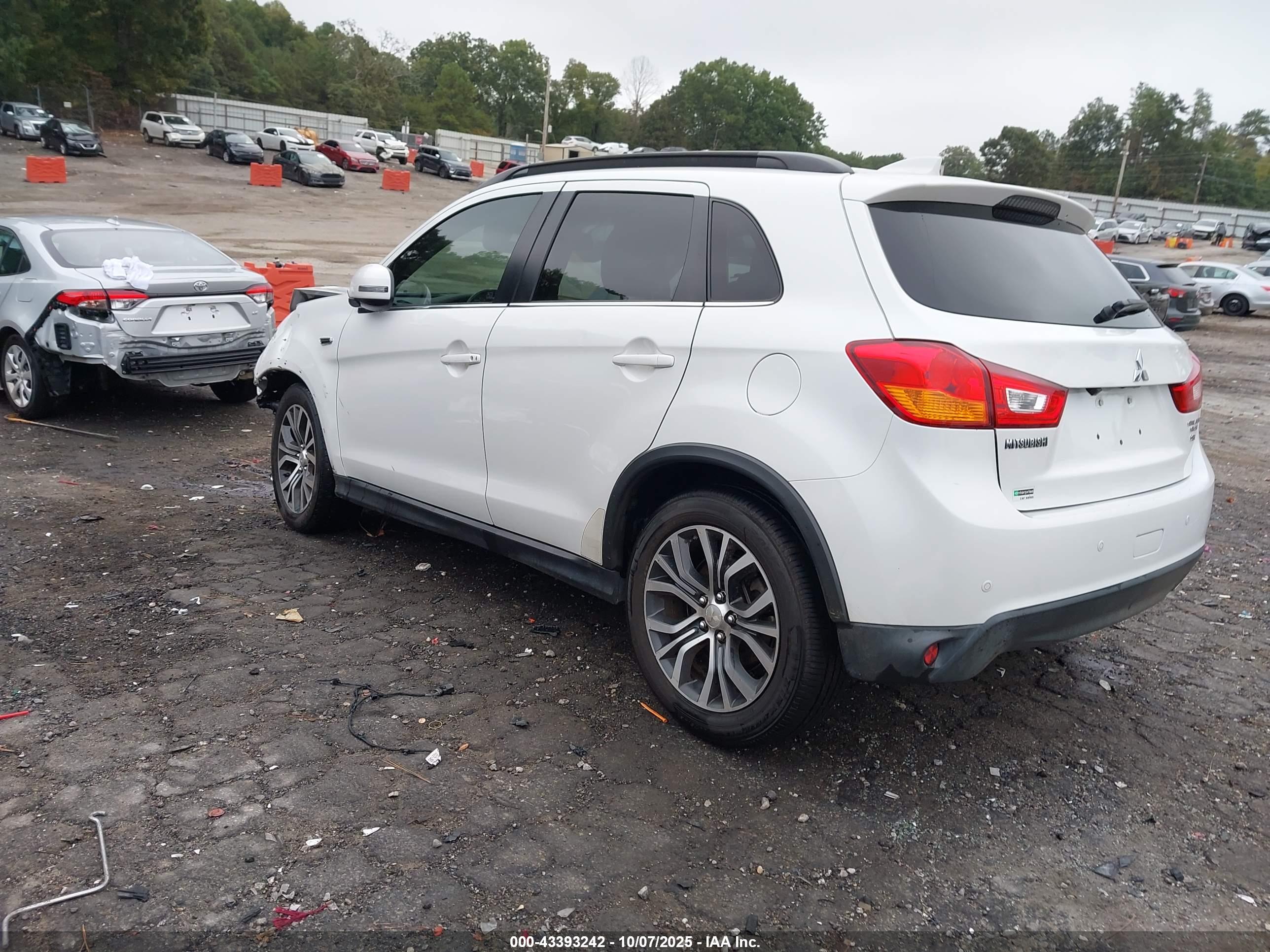 MITSUBISHI OUTLANDER image 3