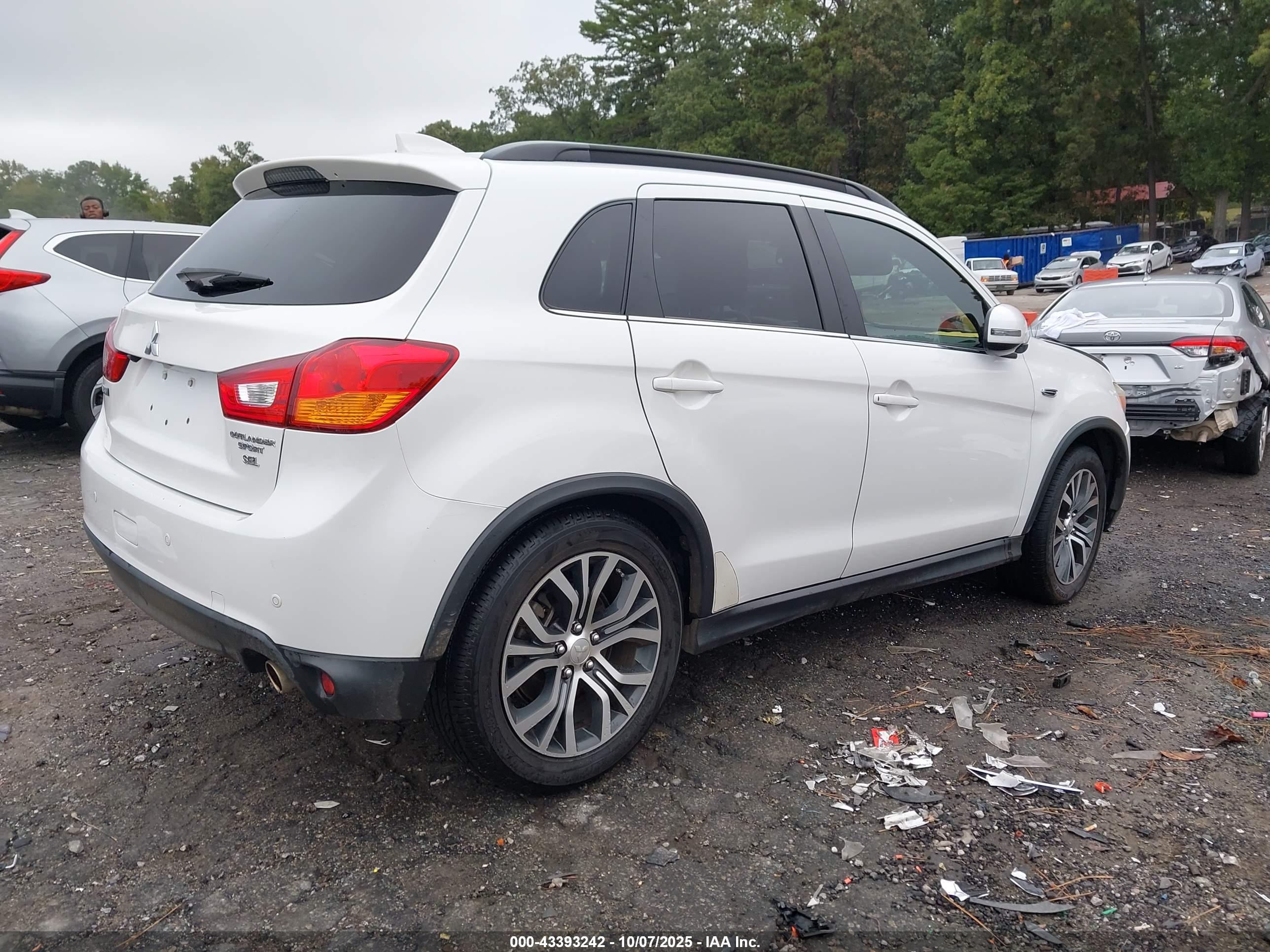 MITSUBISHI OUTLANDER image 4