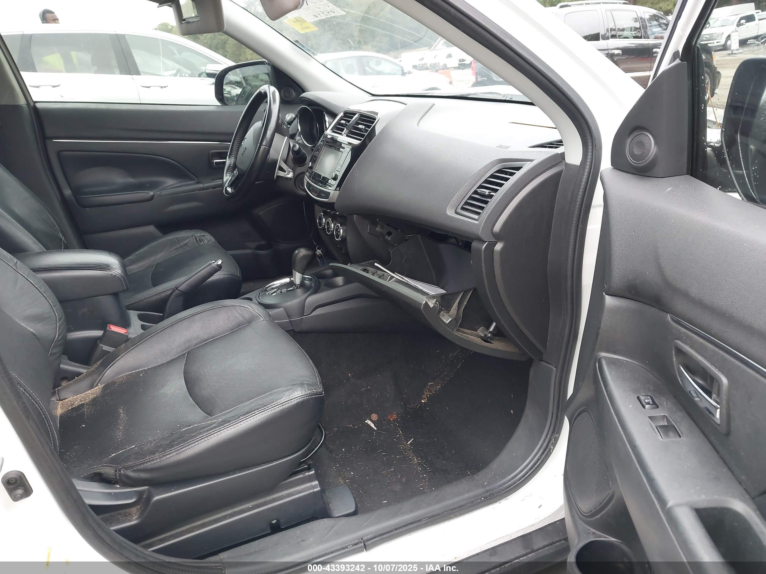 MITSUBISHI OUTLANDER image 5