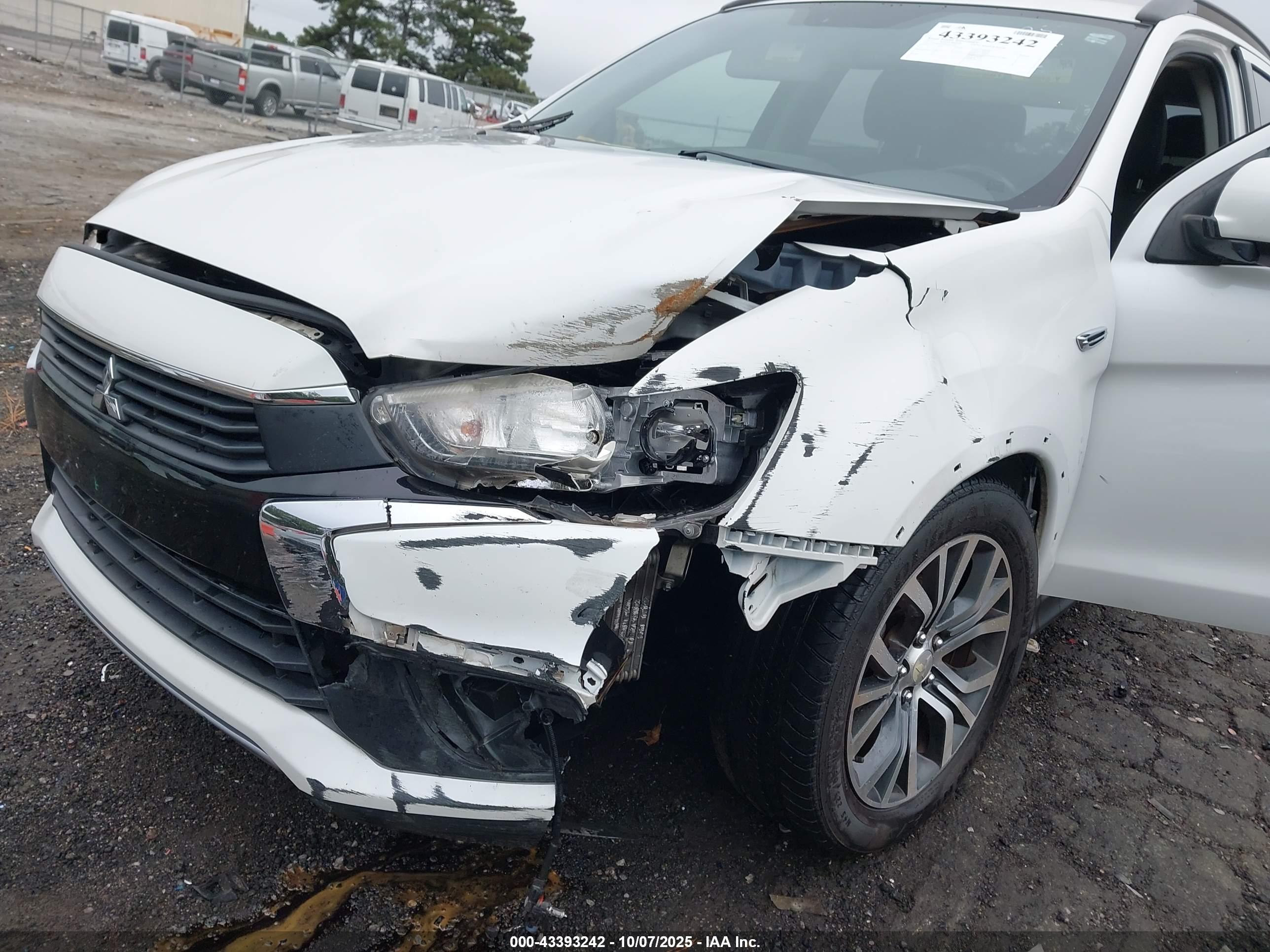 MITSUBISHI OUTLANDER image 6