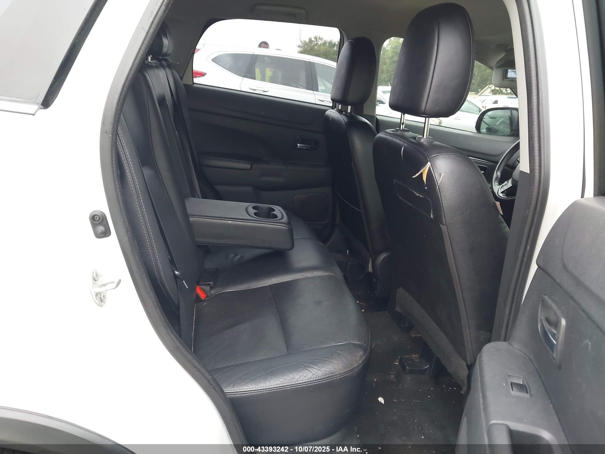 MITSUBISHI OUTLANDER image 8