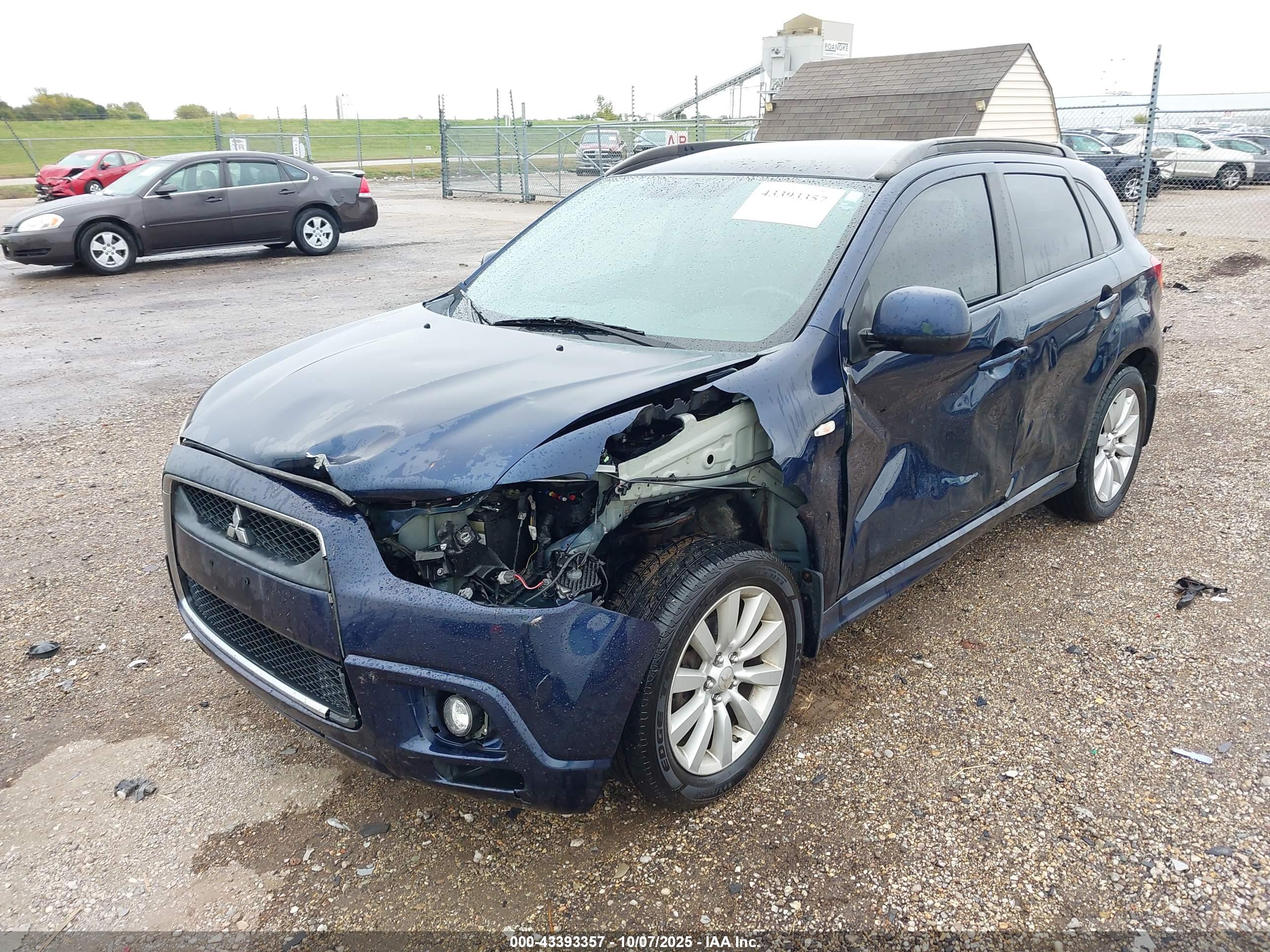 MITSUBISHI OUTLANDER image 2