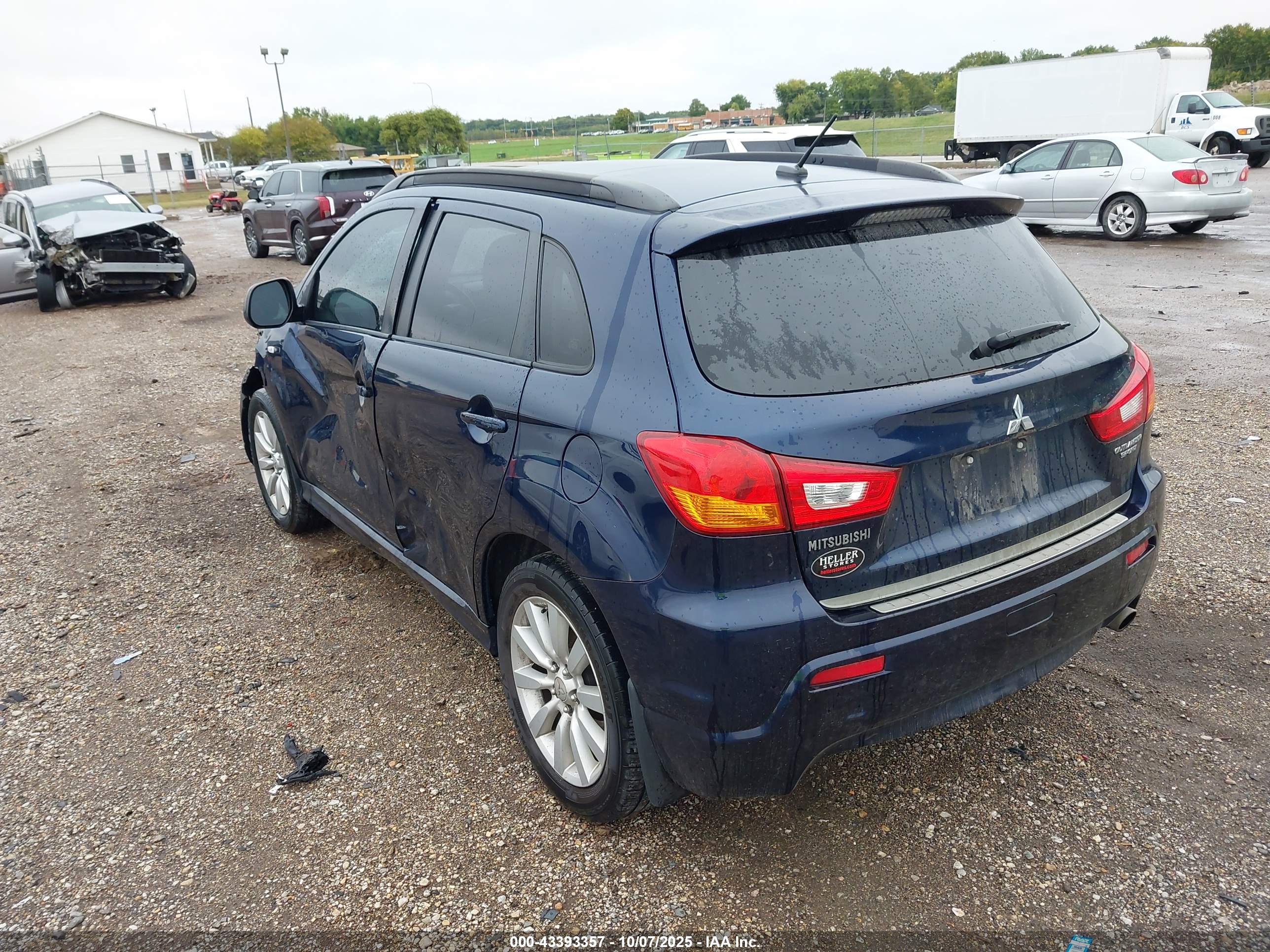MITSUBISHI OUTLANDER image 3