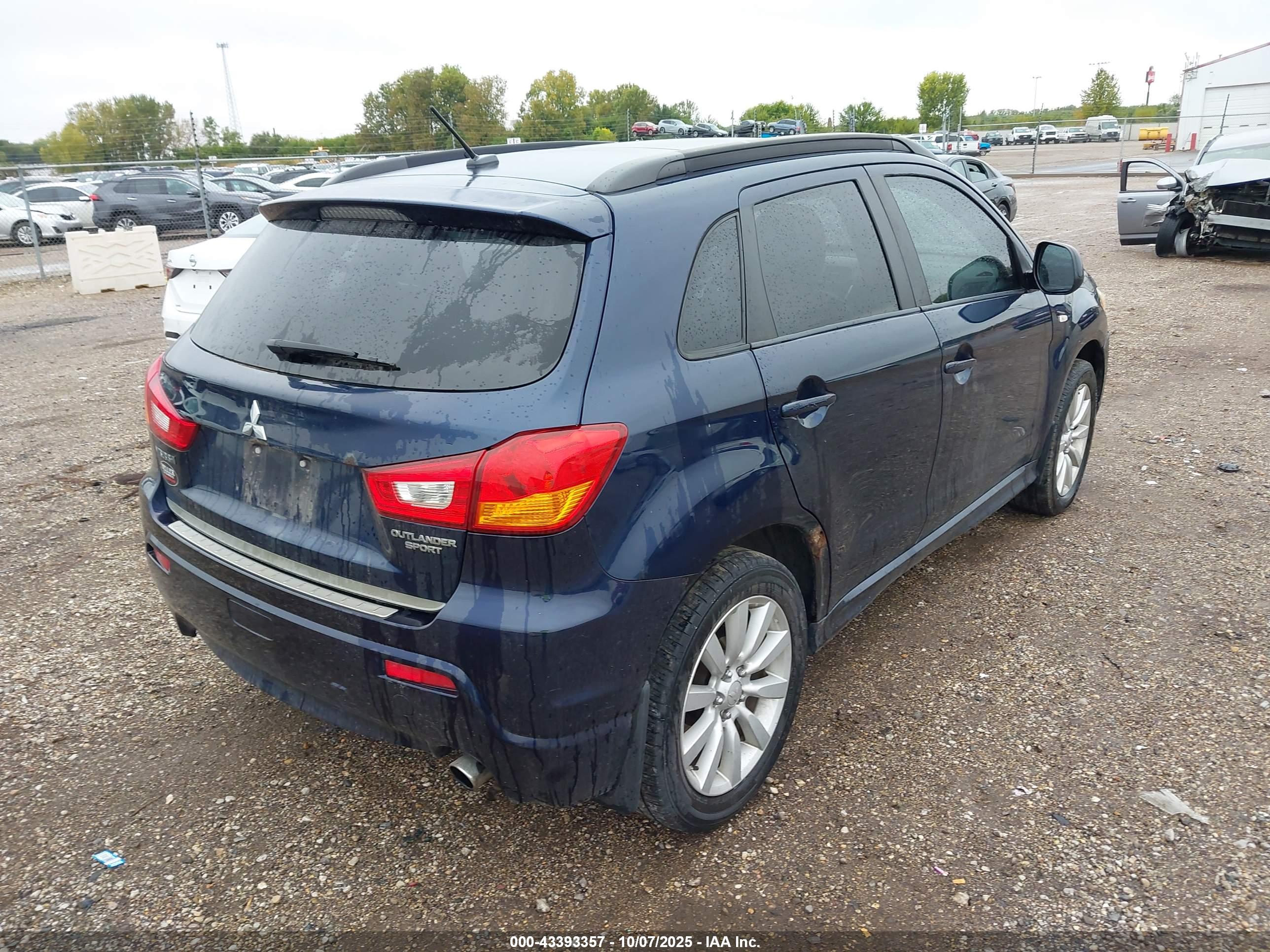 MITSUBISHI OUTLANDER image 4