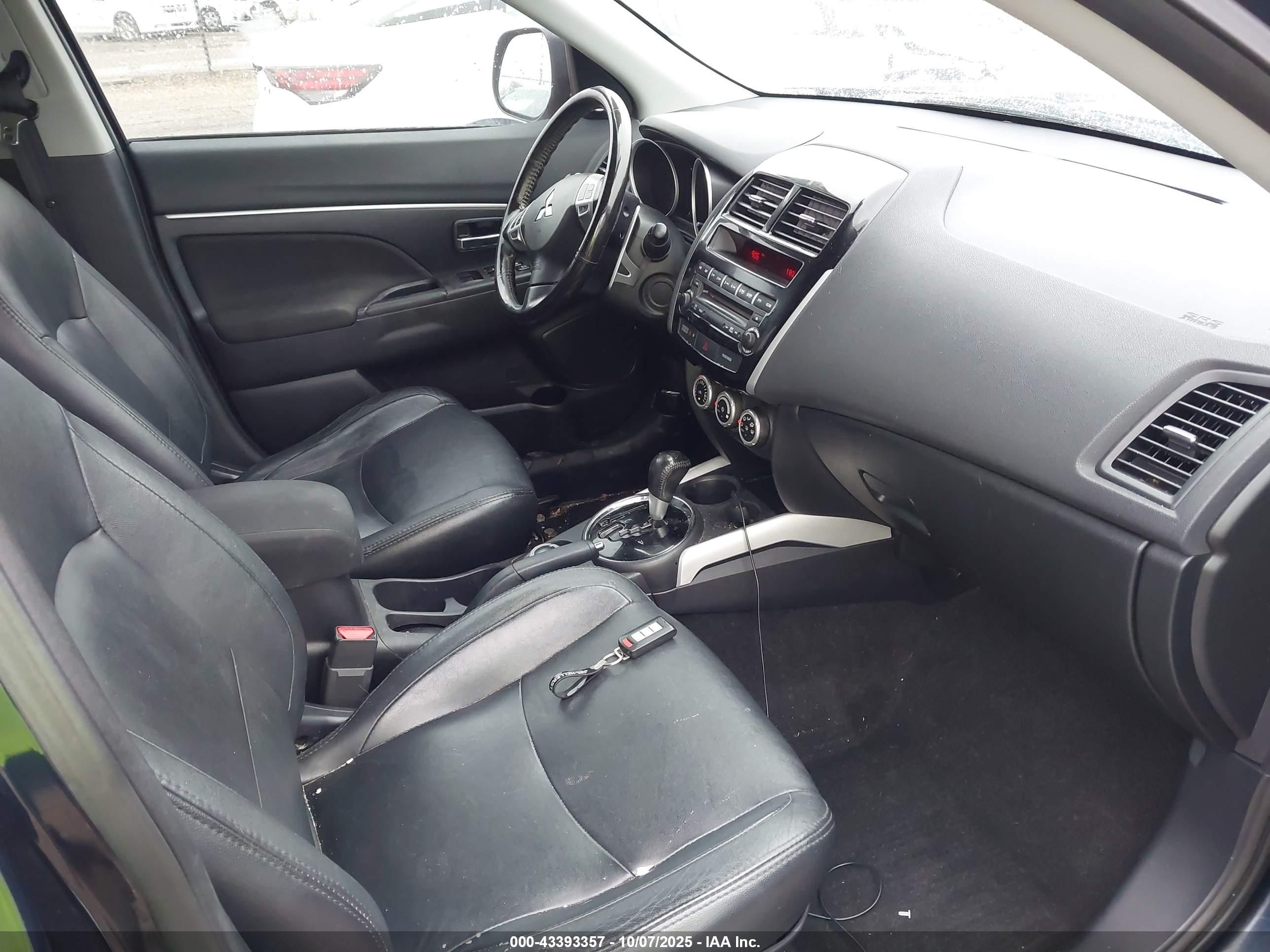MITSUBISHI OUTLANDER image 5