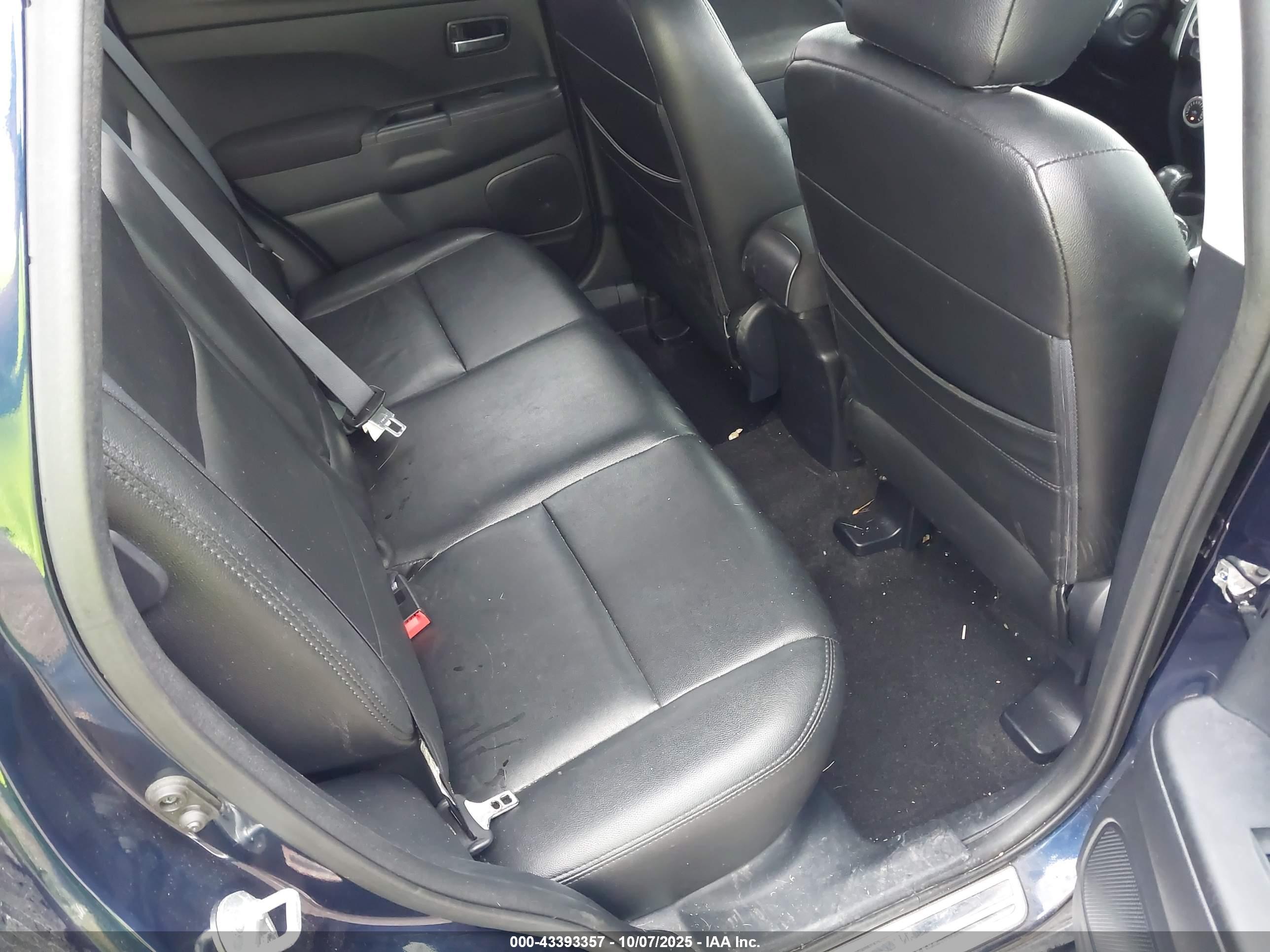 MITSUBISHI OUTLANDER image 8