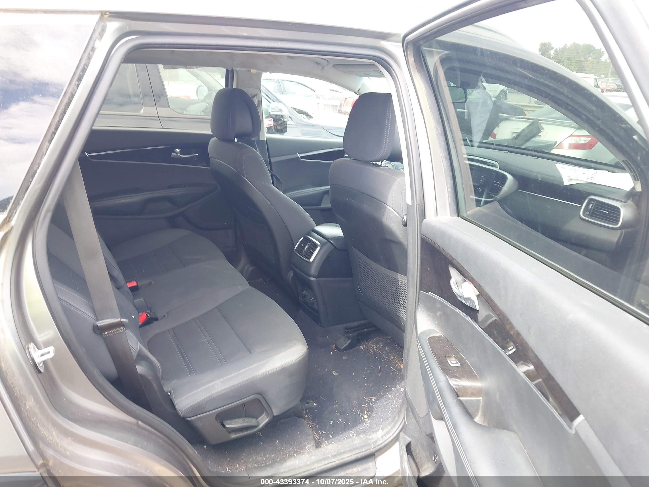 KIA SORENTO image 8