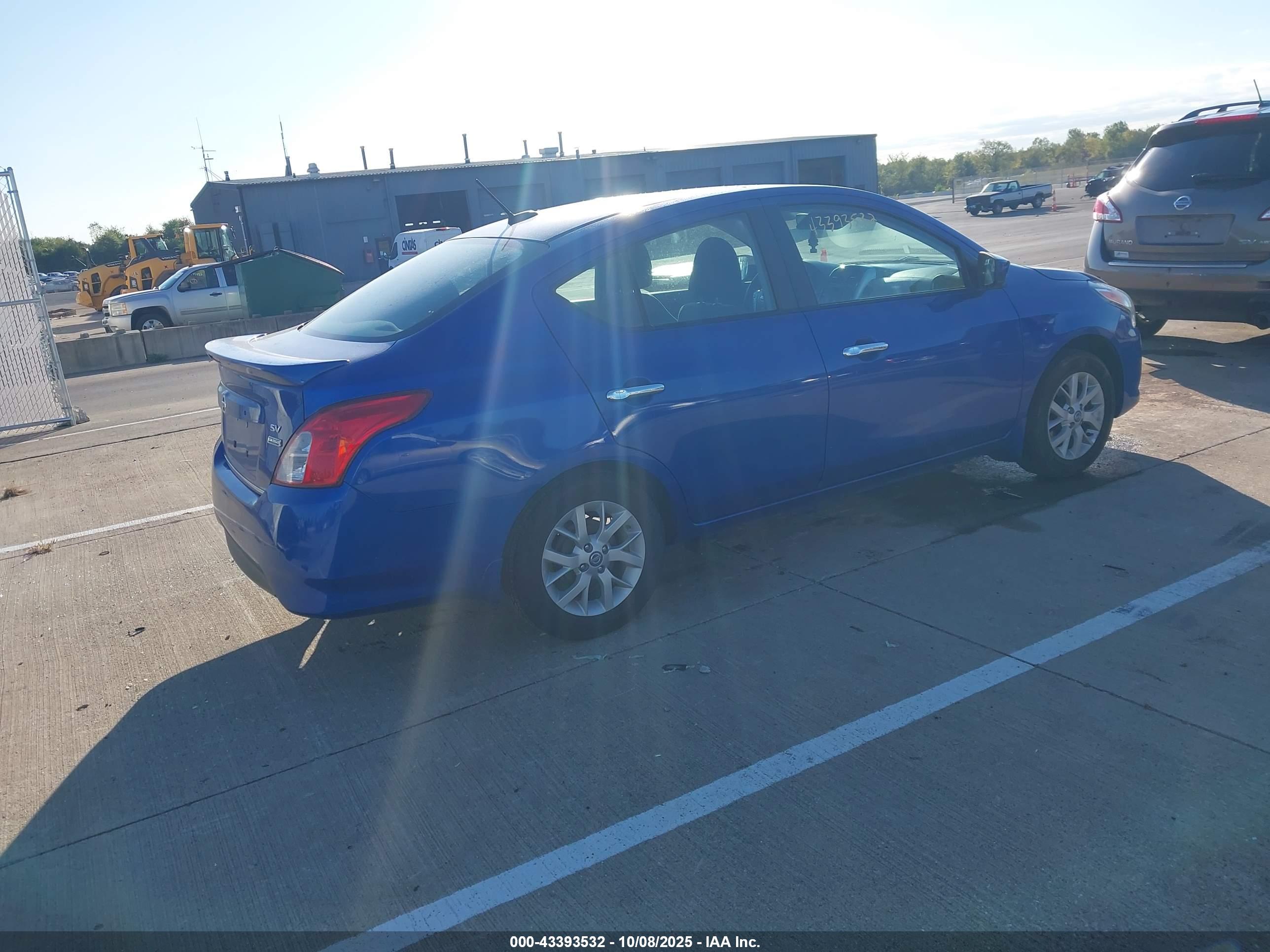 NISSAN VERSA image 4