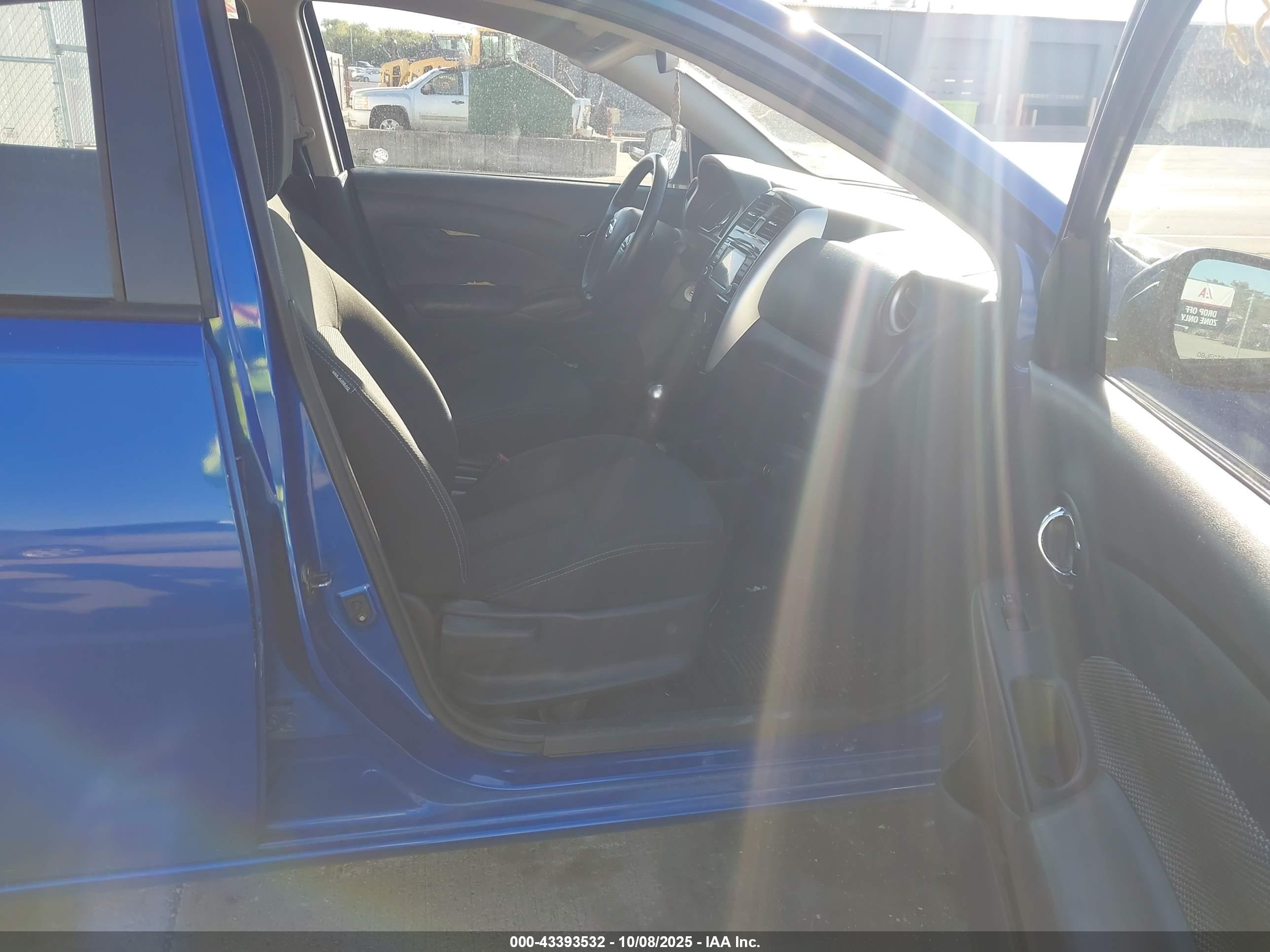 NISSAN VERSA image 5