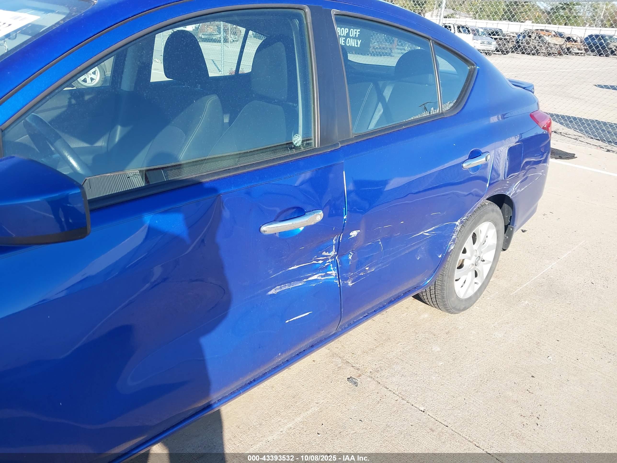 NISSAN VERSA image 6
