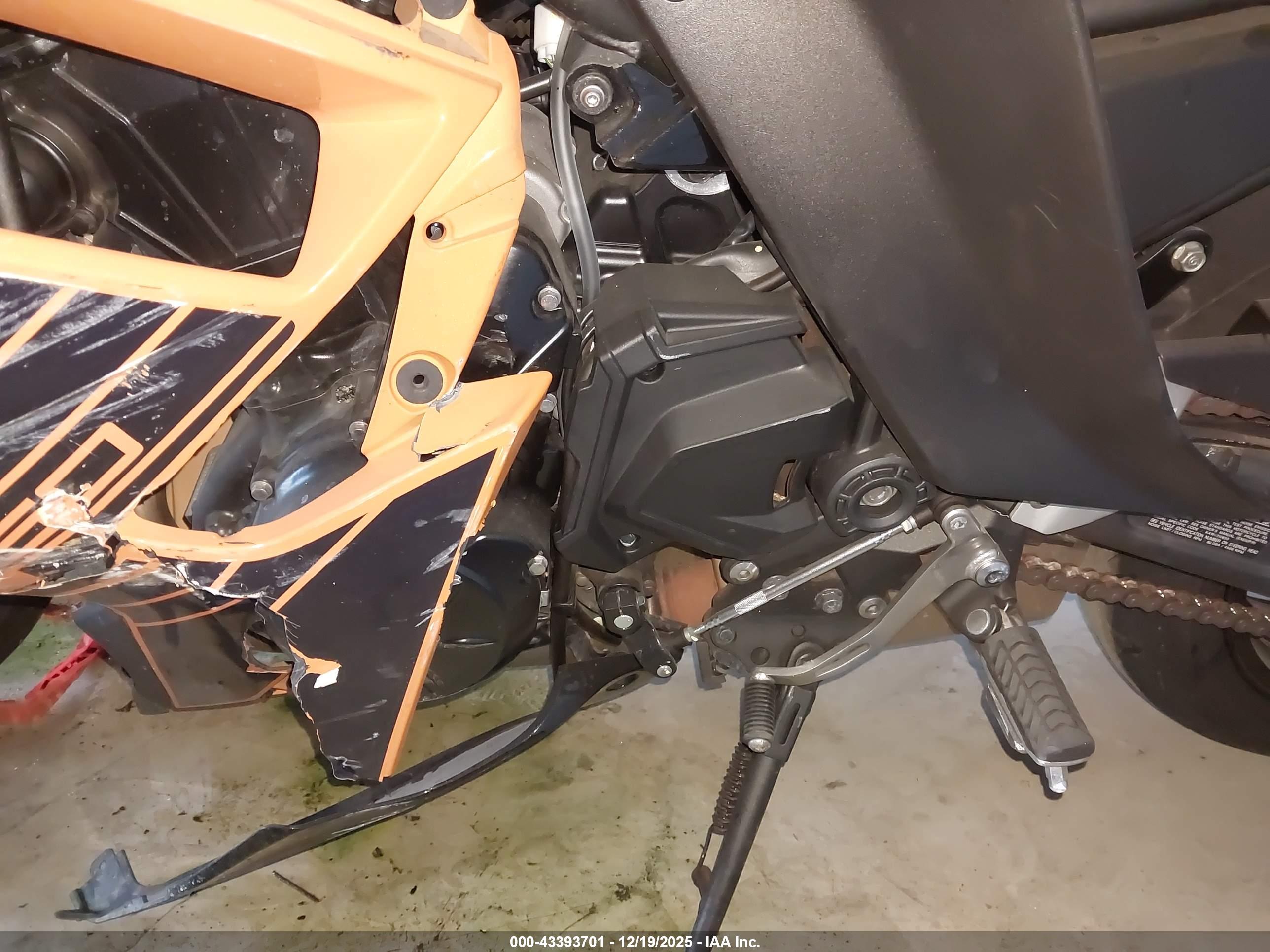 KAWASAKI EX650 image 9
