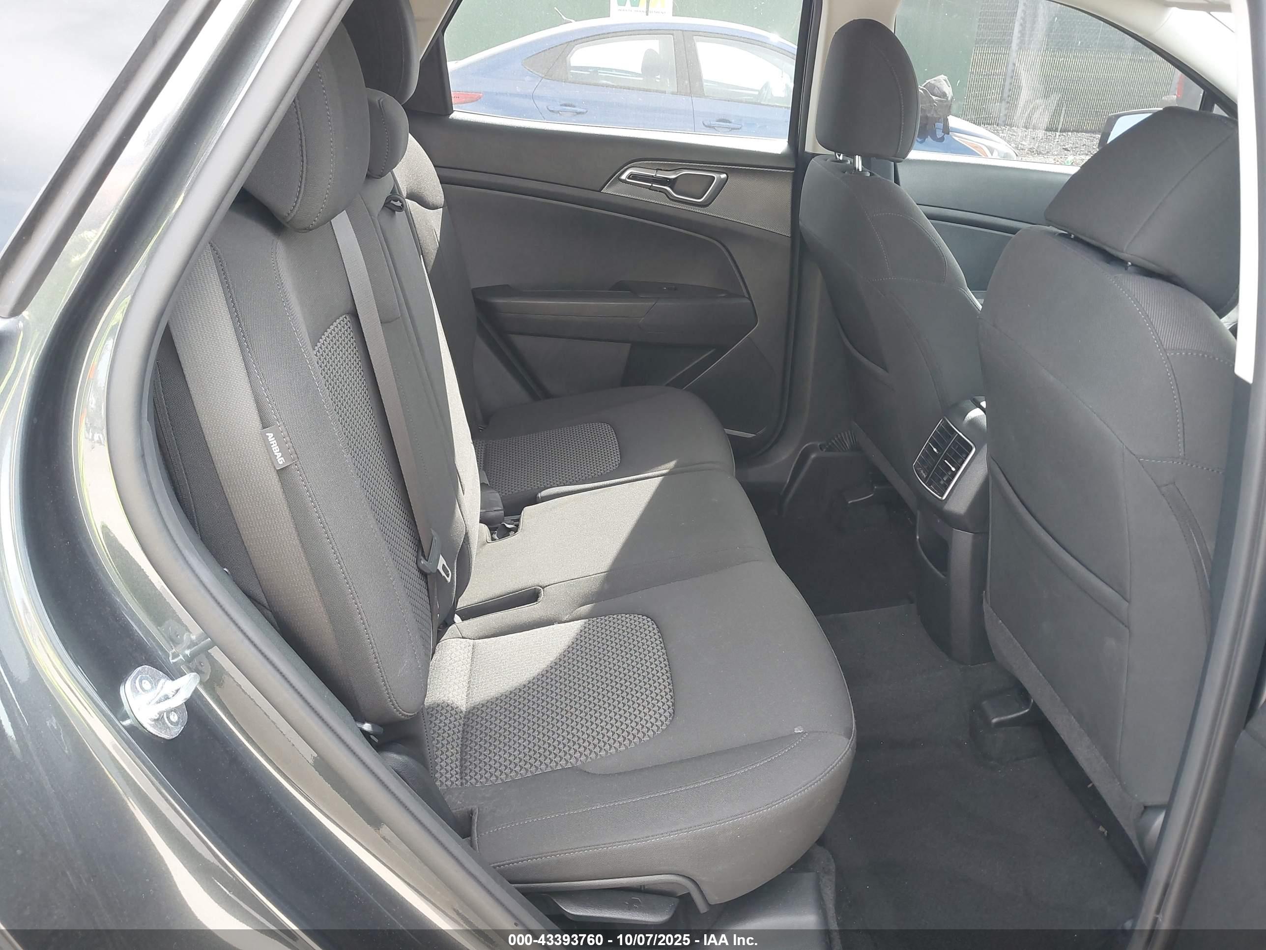 KIA SPORTAGE image 8