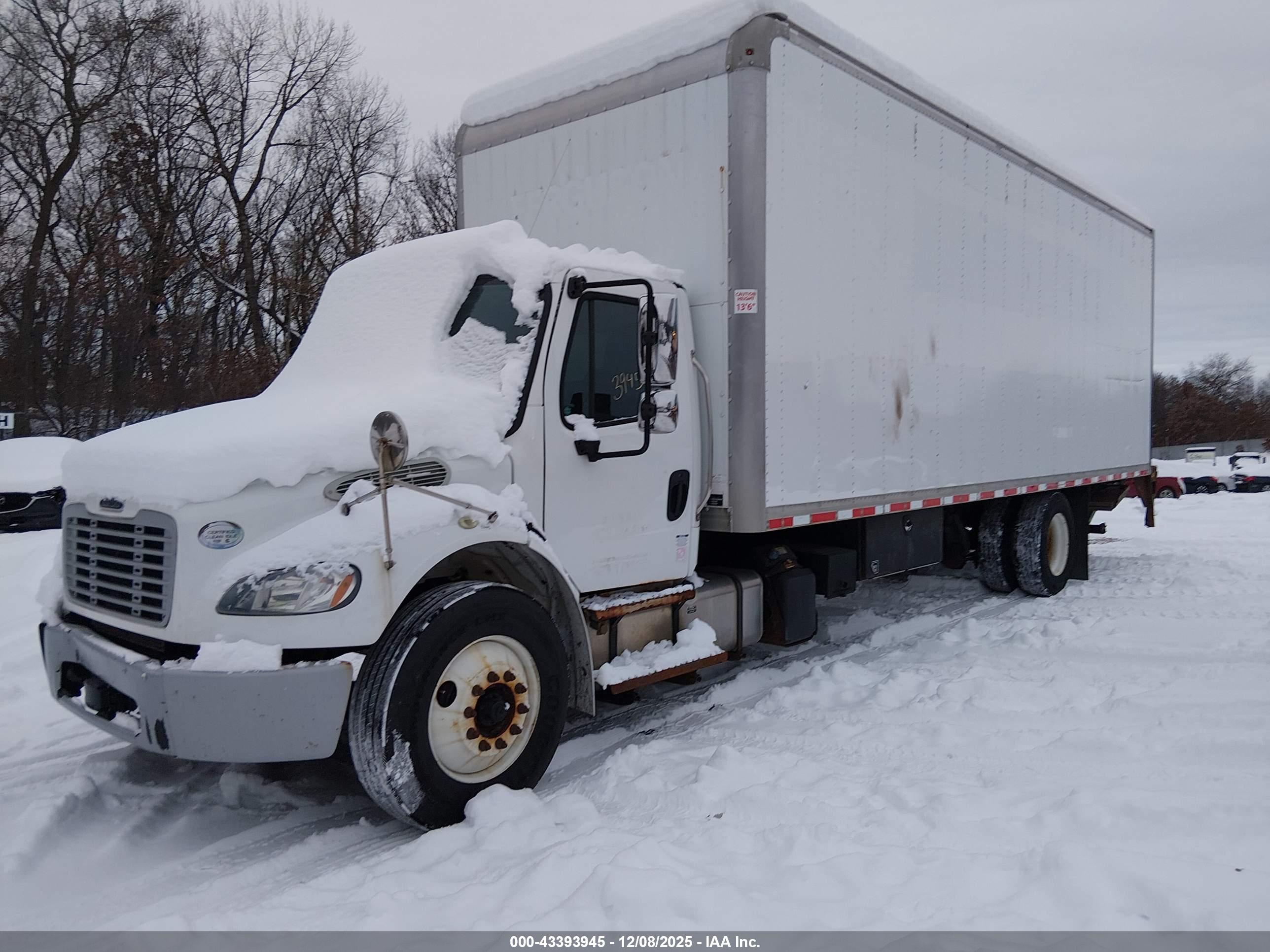 FREIGHTLINER M2 image 2