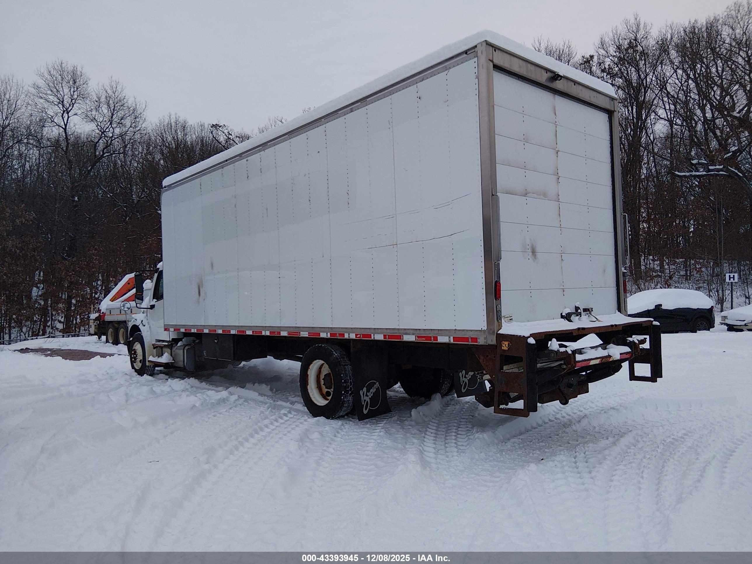 FREIGHTLINER M2 image 3