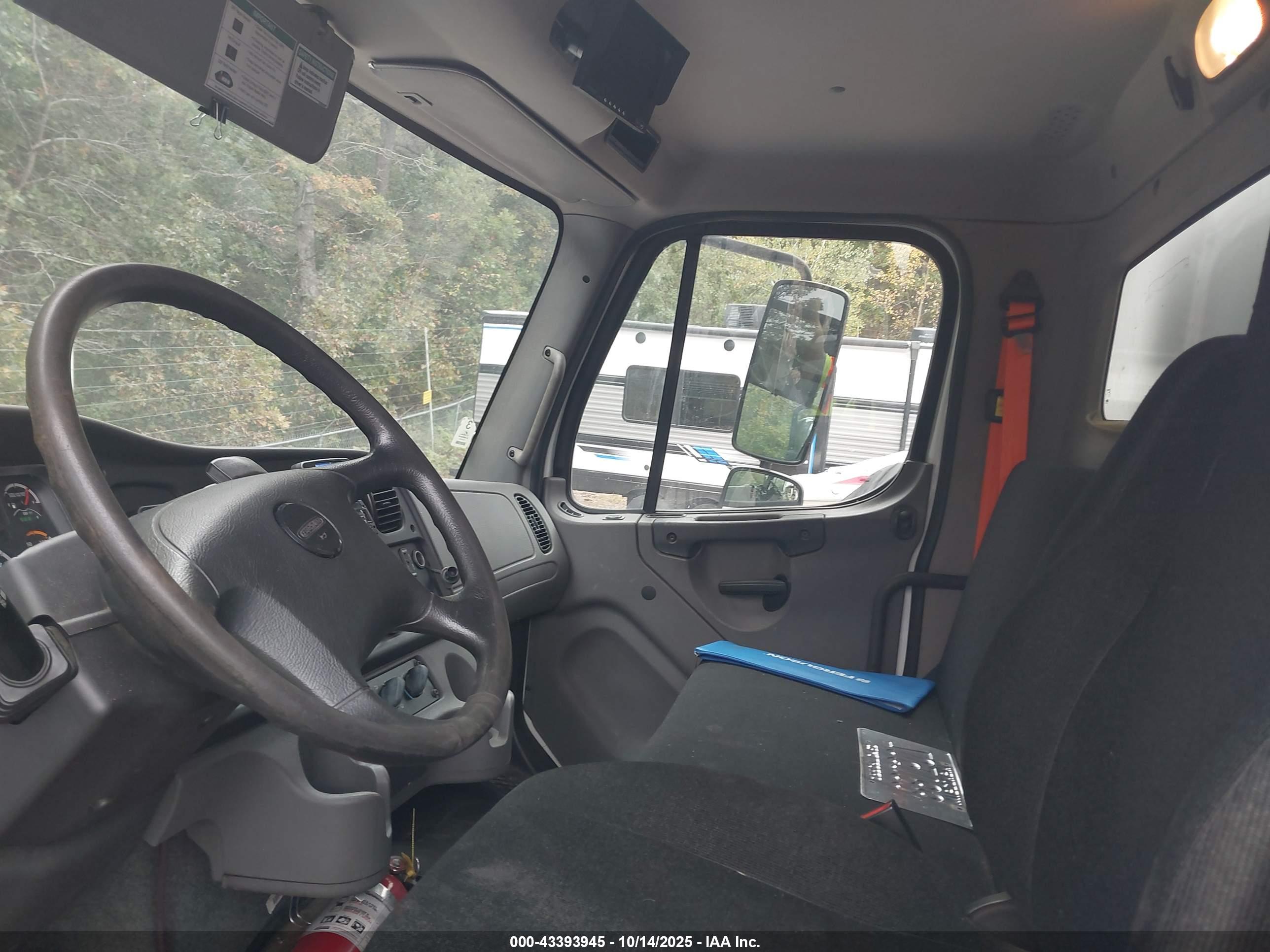 FREIGHTLINER M2 image 8