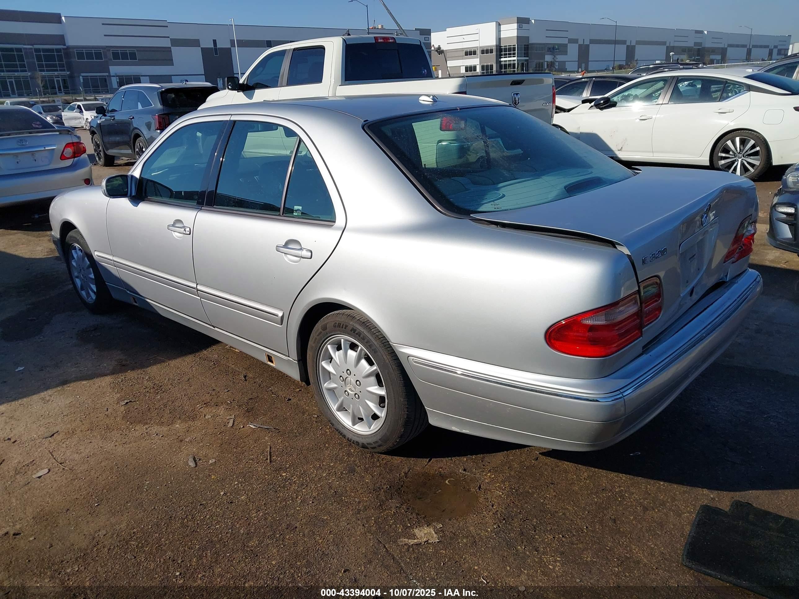 MERCEDES-BENZ E image 3