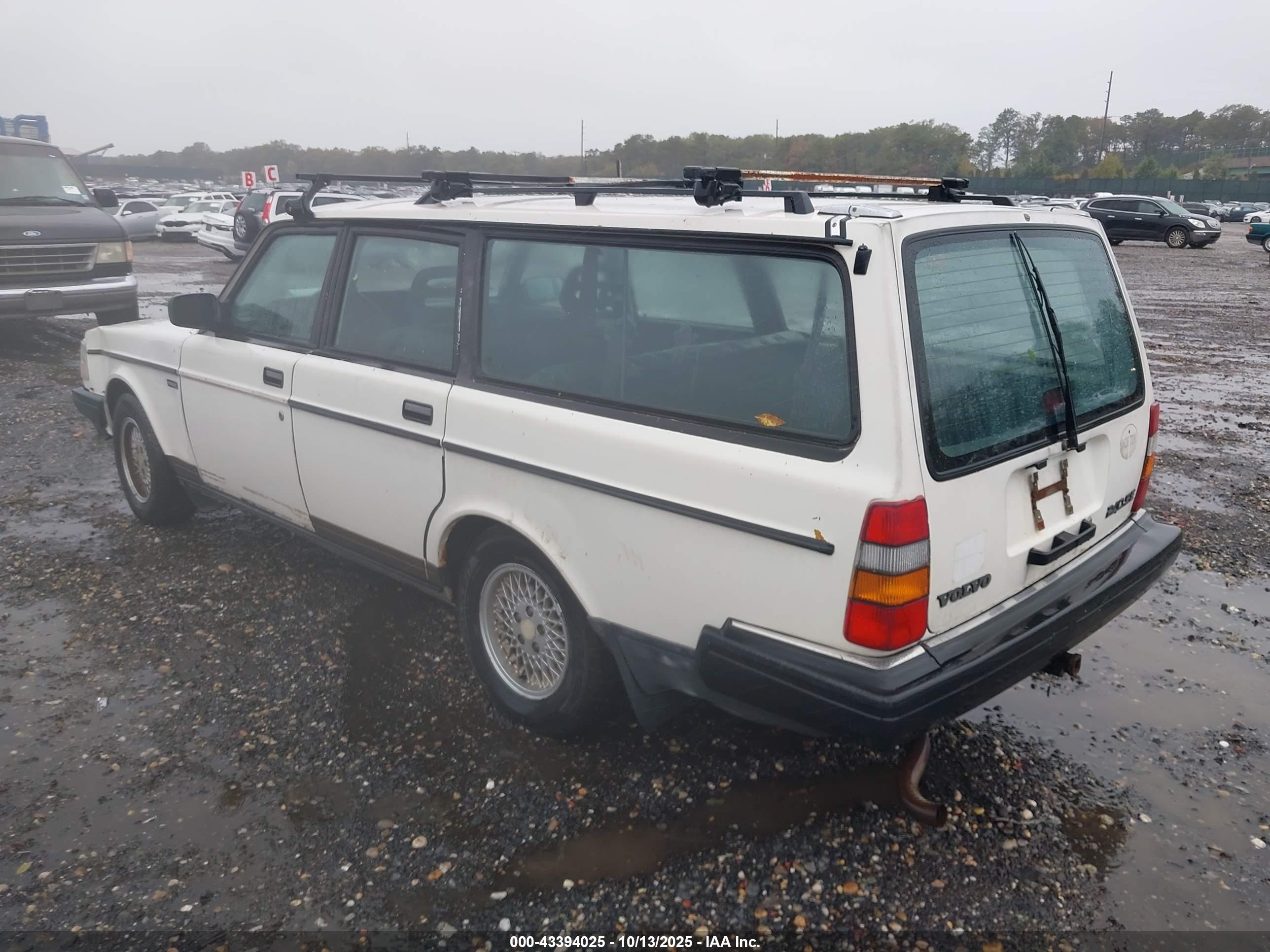 VOLVO 240 image 3