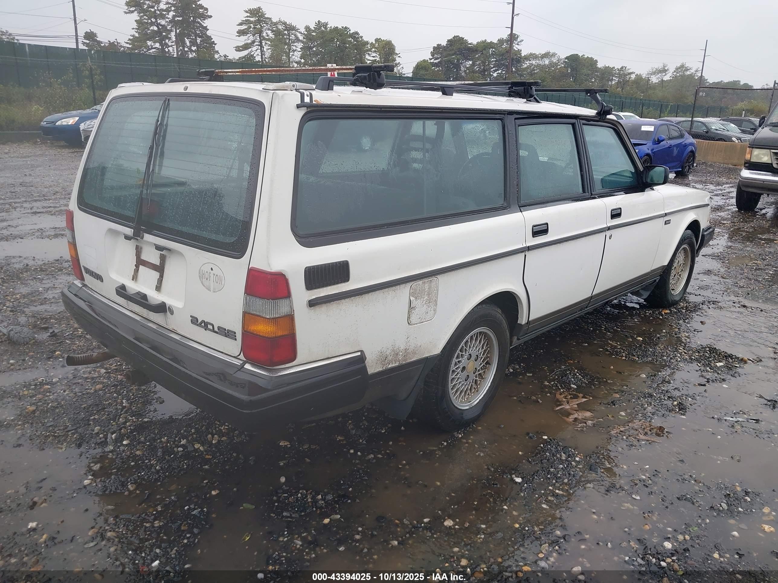 VOLVO 240 image 4