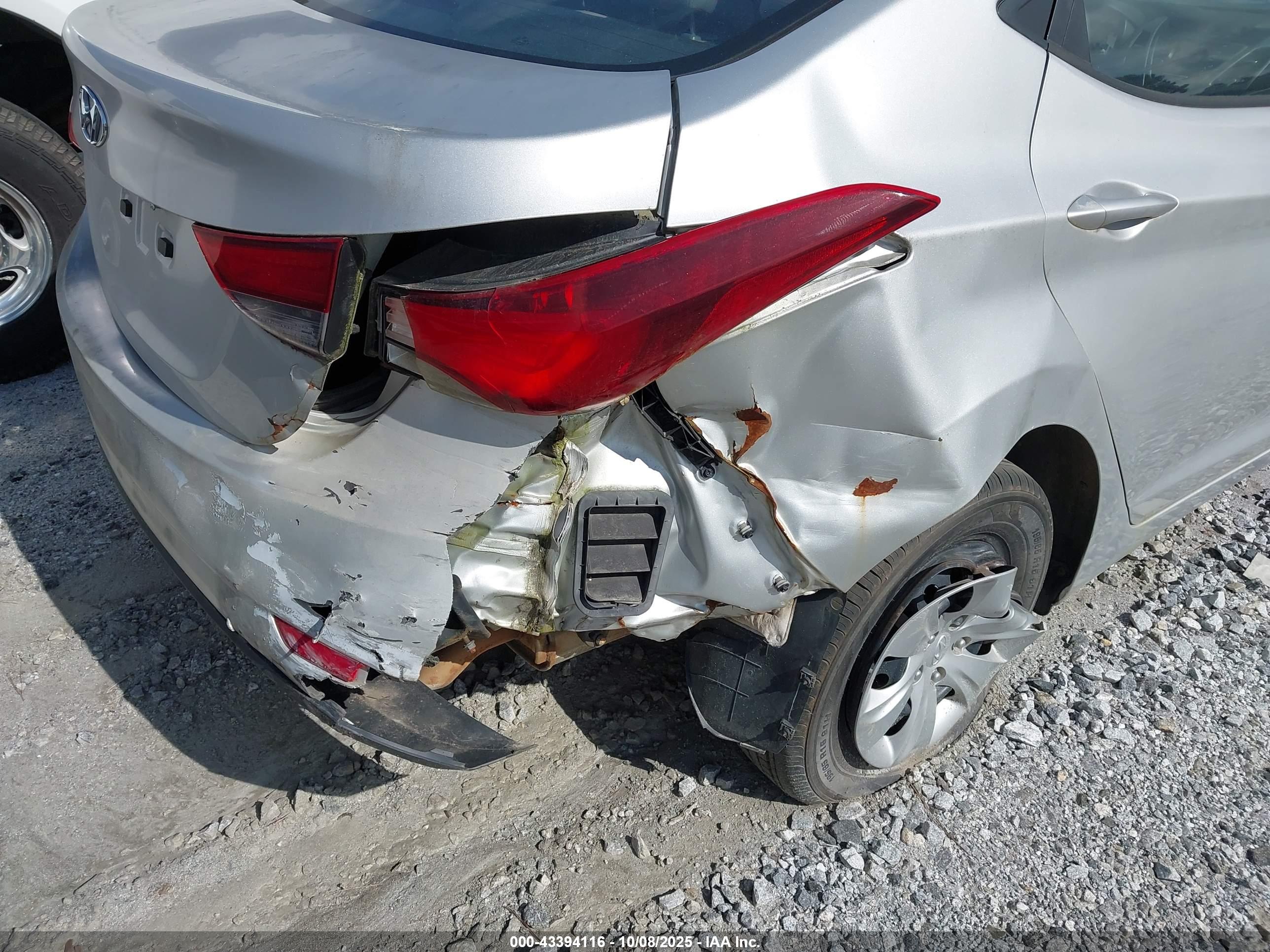HYUNDAI ELANTRA image 6