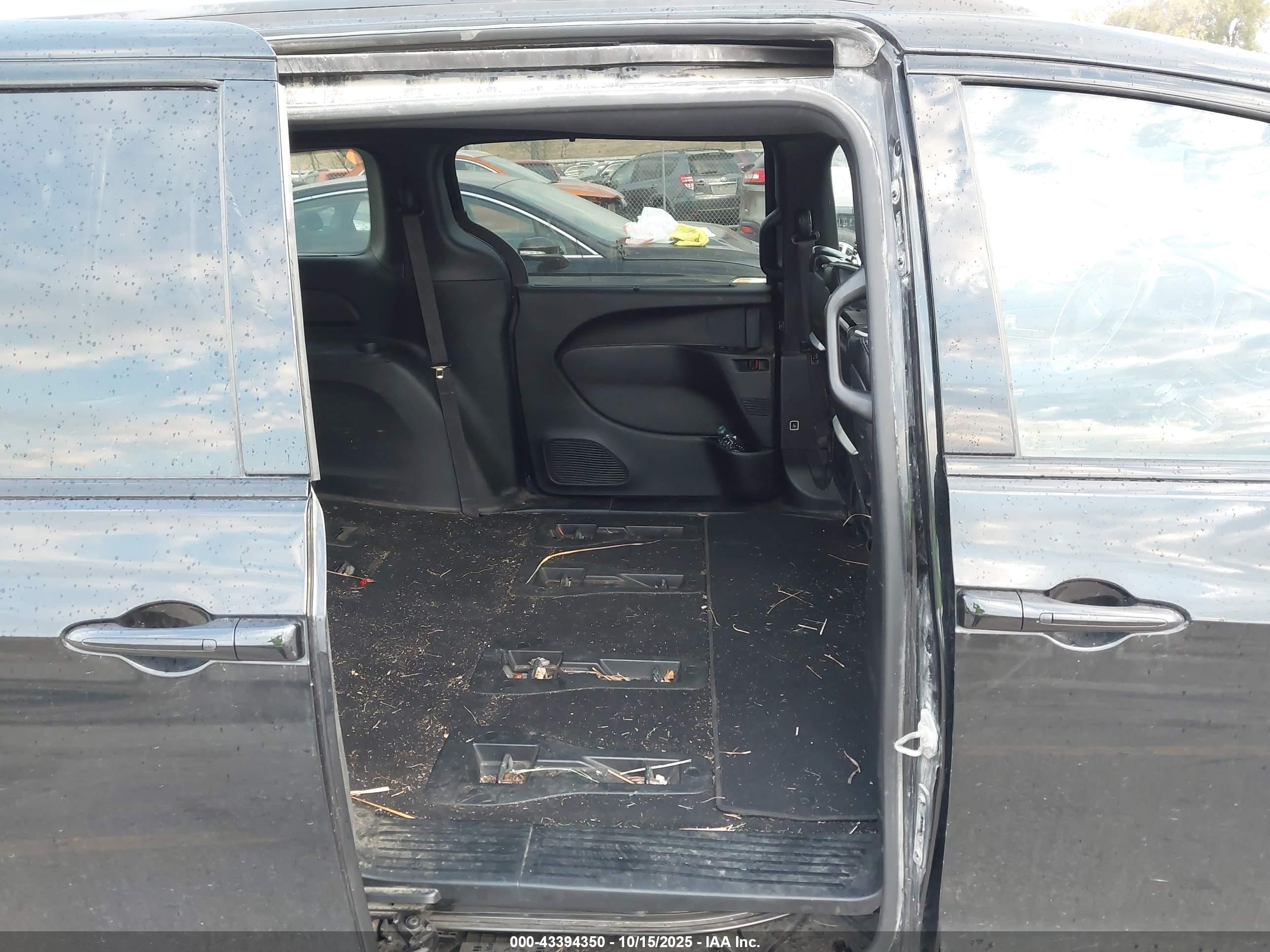CHRYSLER PACIFICA image 8
