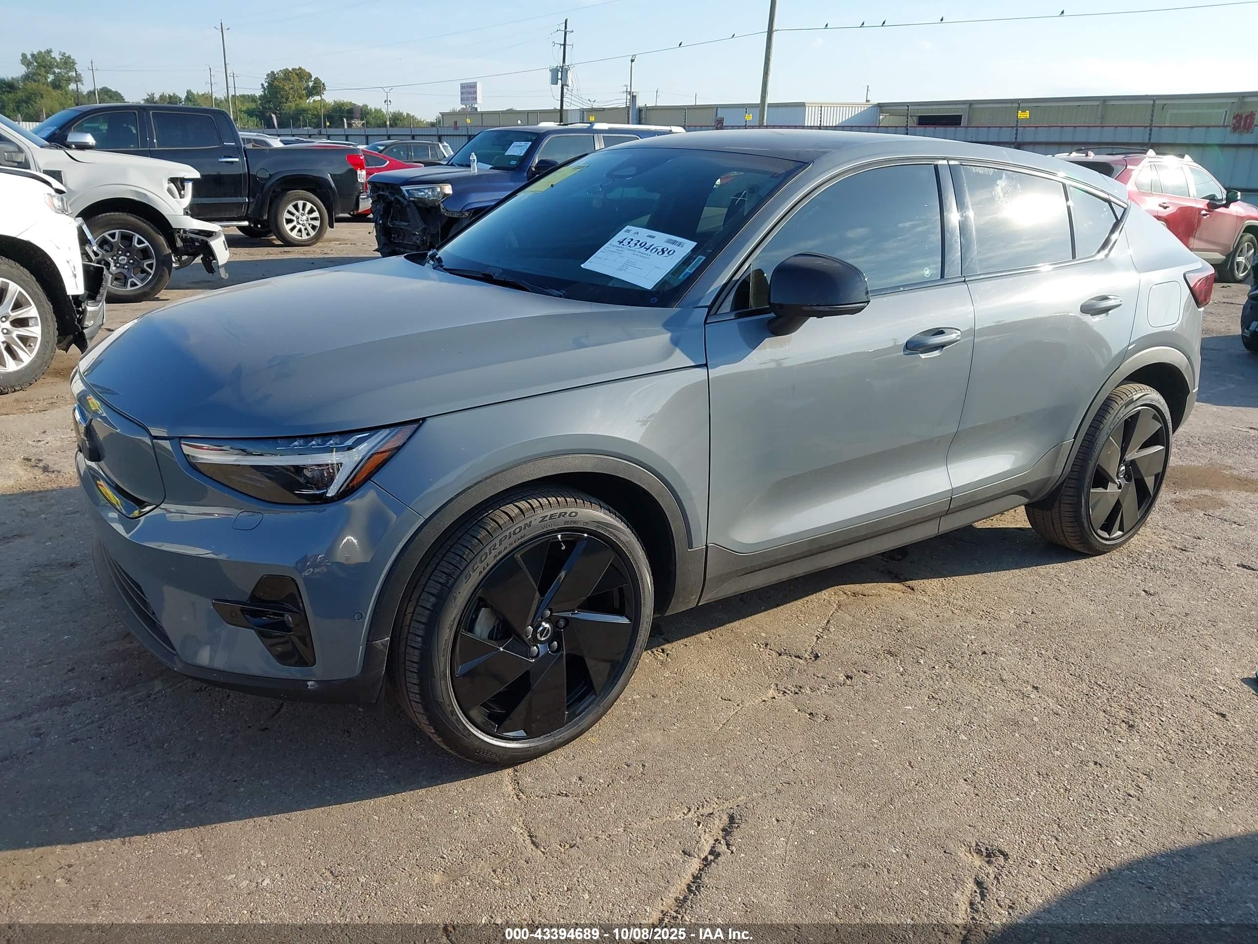 VOLVO C40 image 2