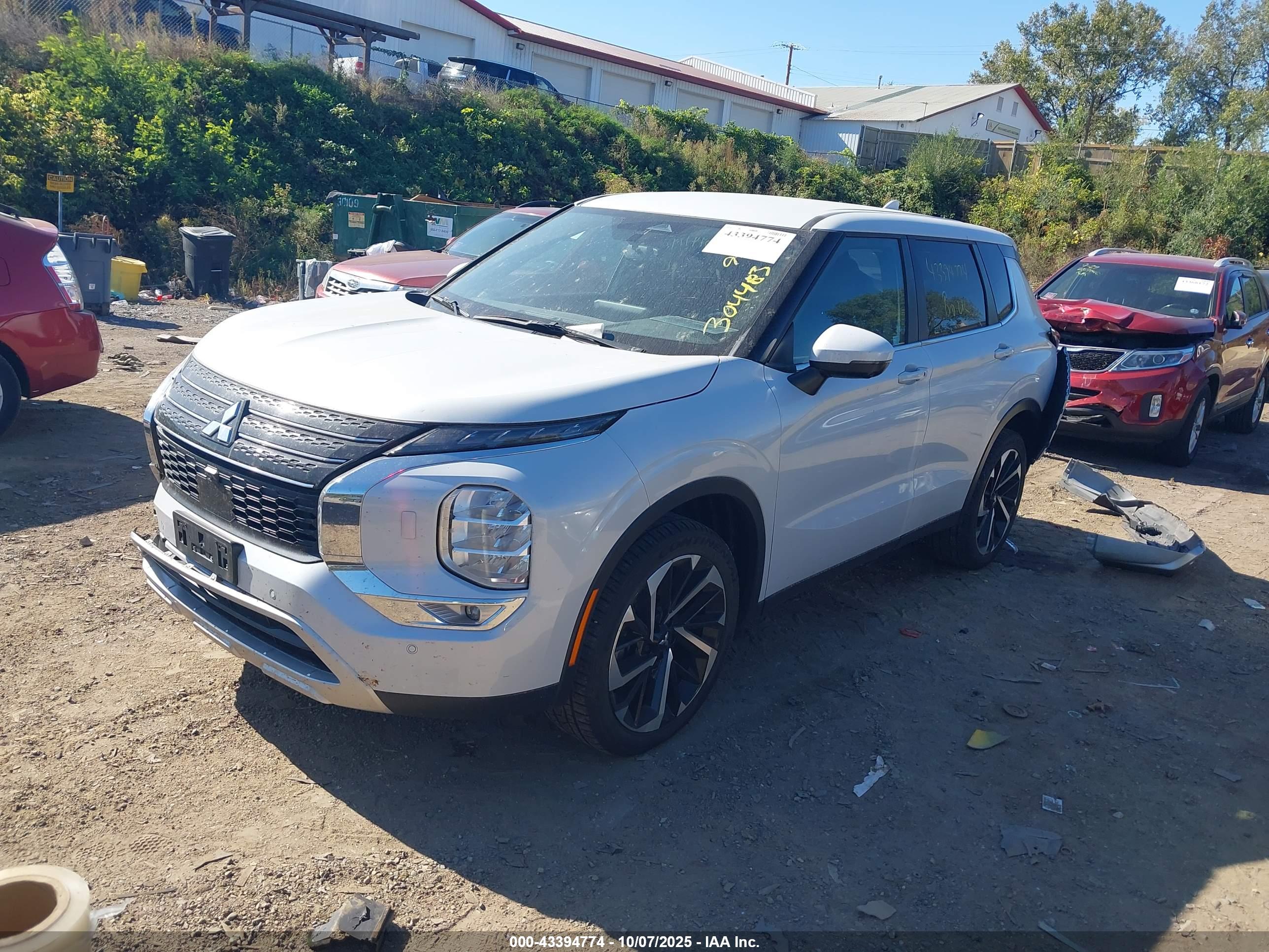 MITSUBISHI OUTLANDER image 2