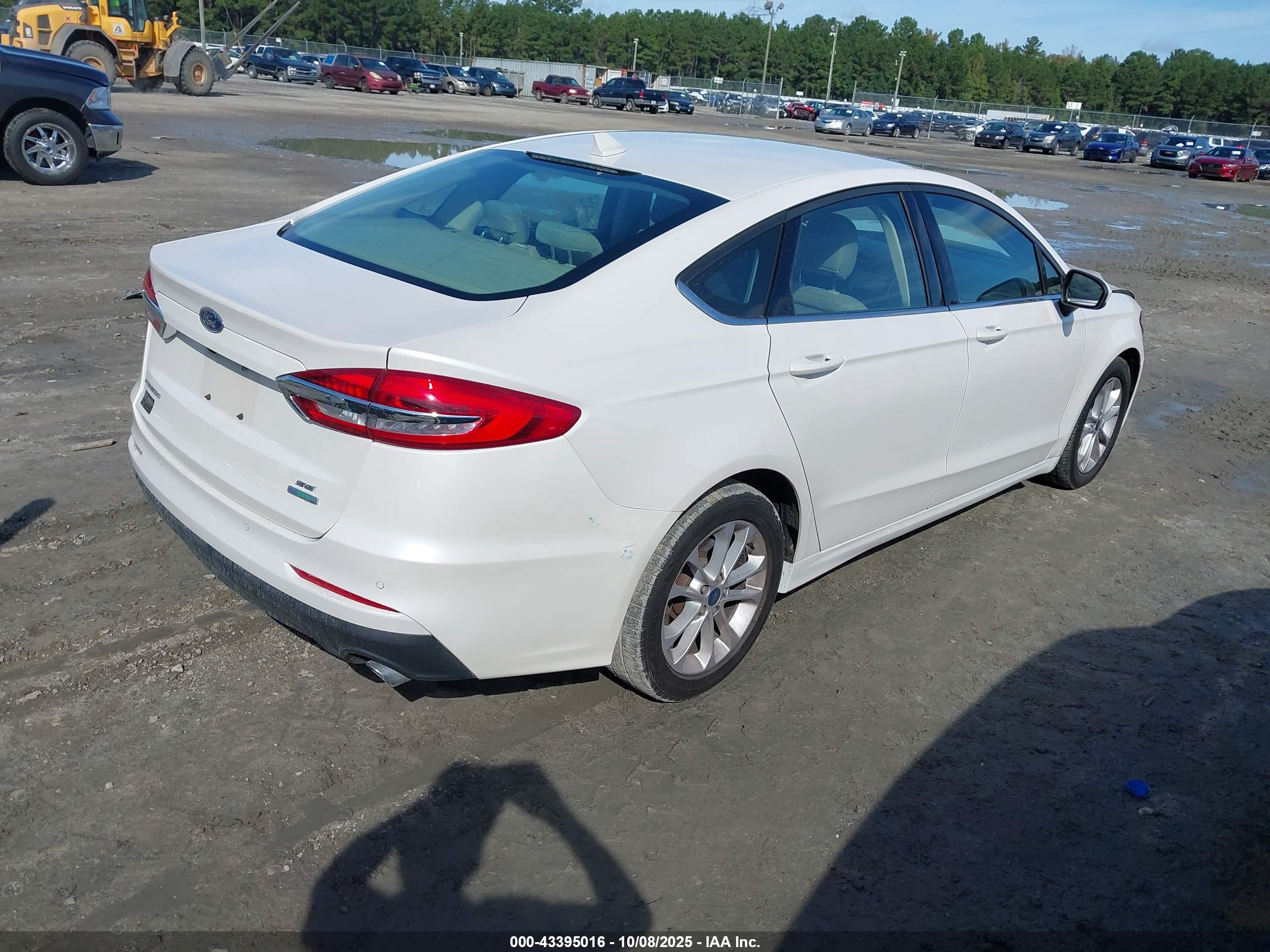 FORD FUSION image 4