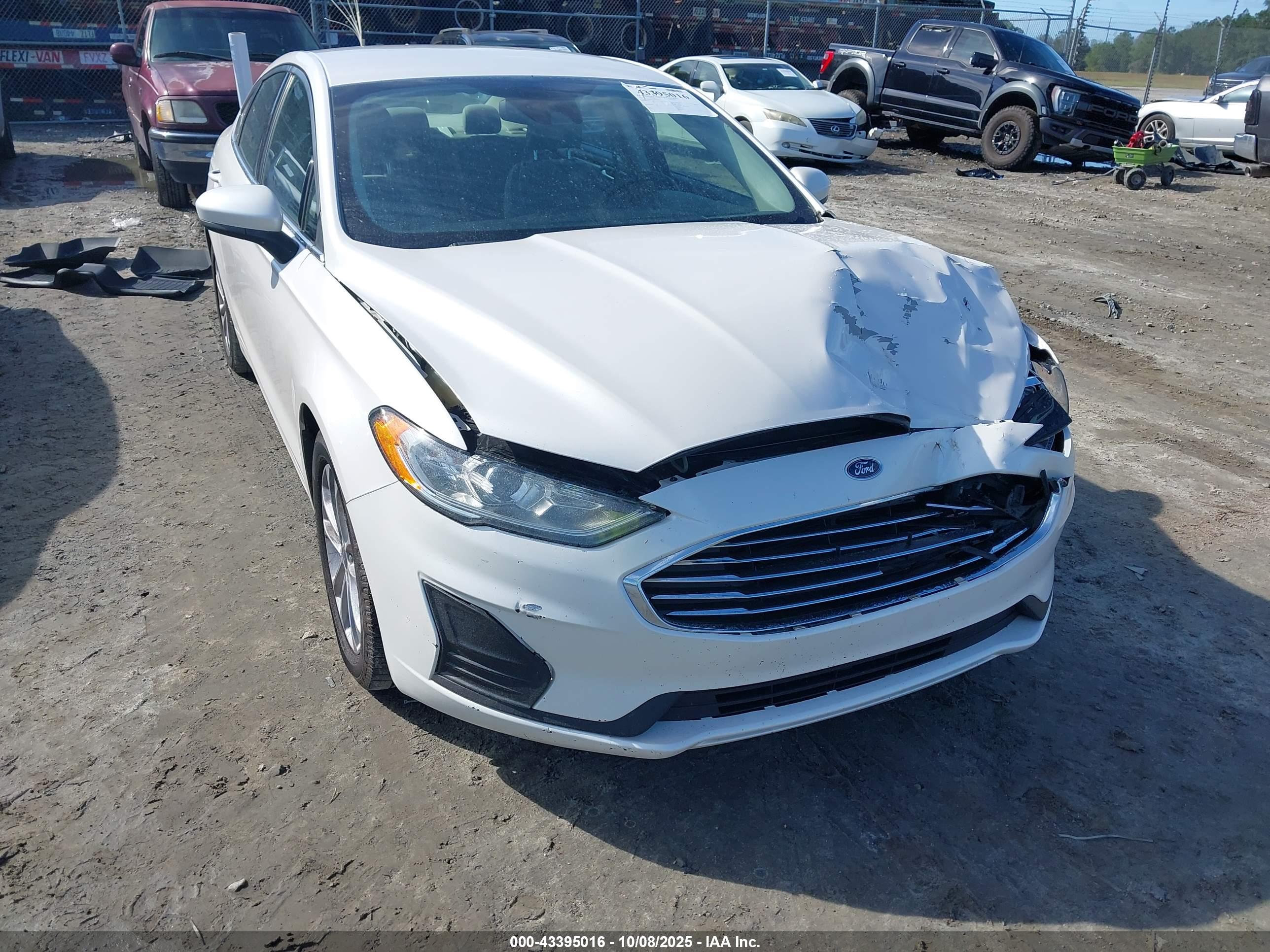 FORD FUSION image 6
