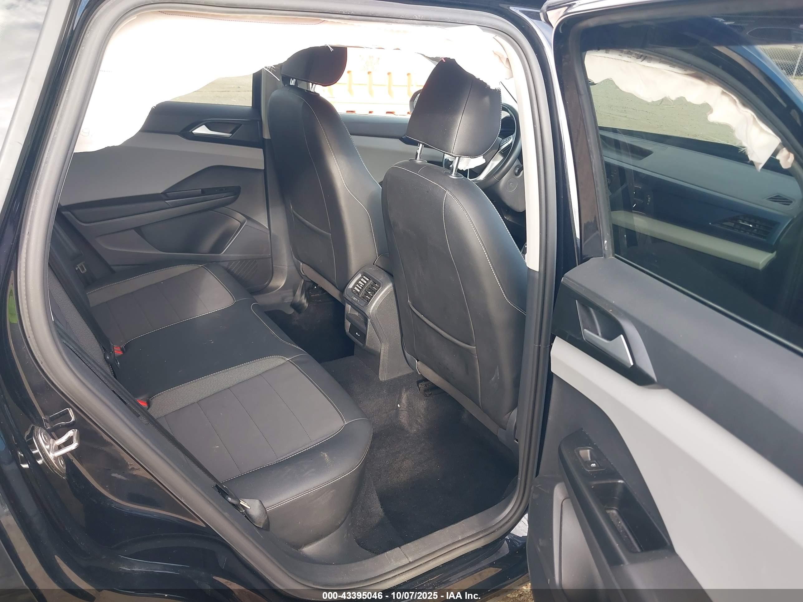 VOLKSWAGEN TAOS image 8