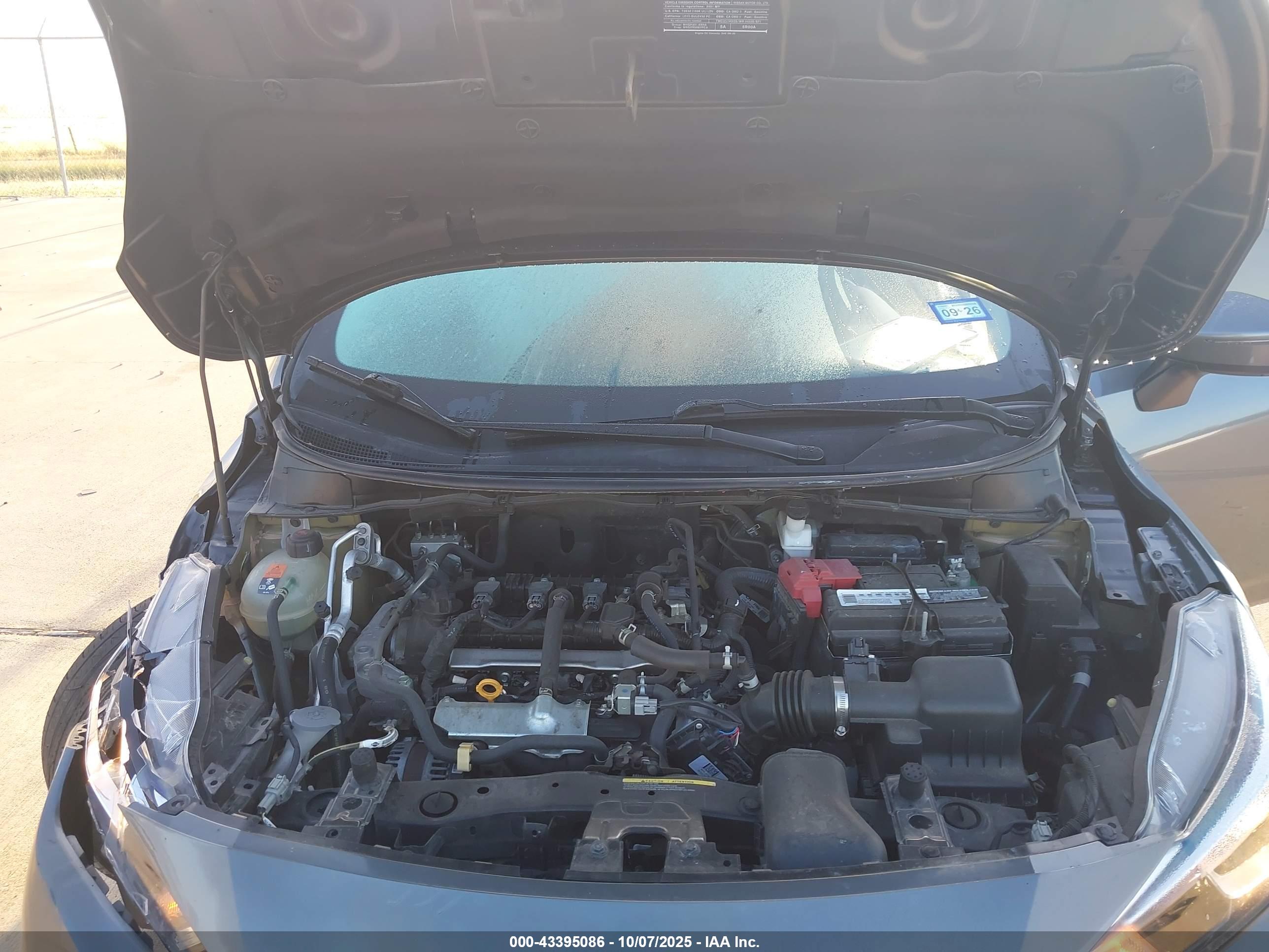 NISSAN VERSA image 10