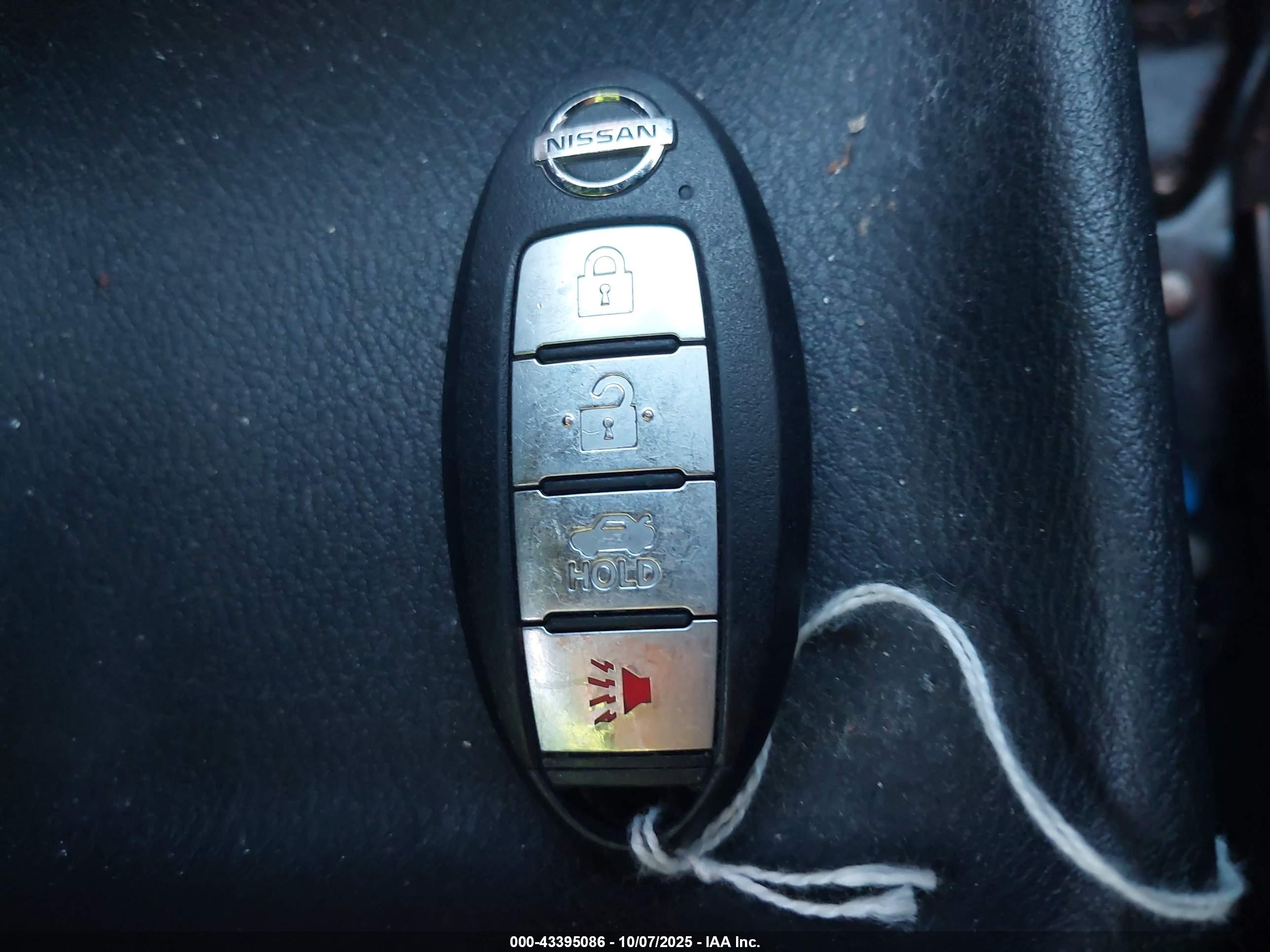 NISSAN VERSA image 11