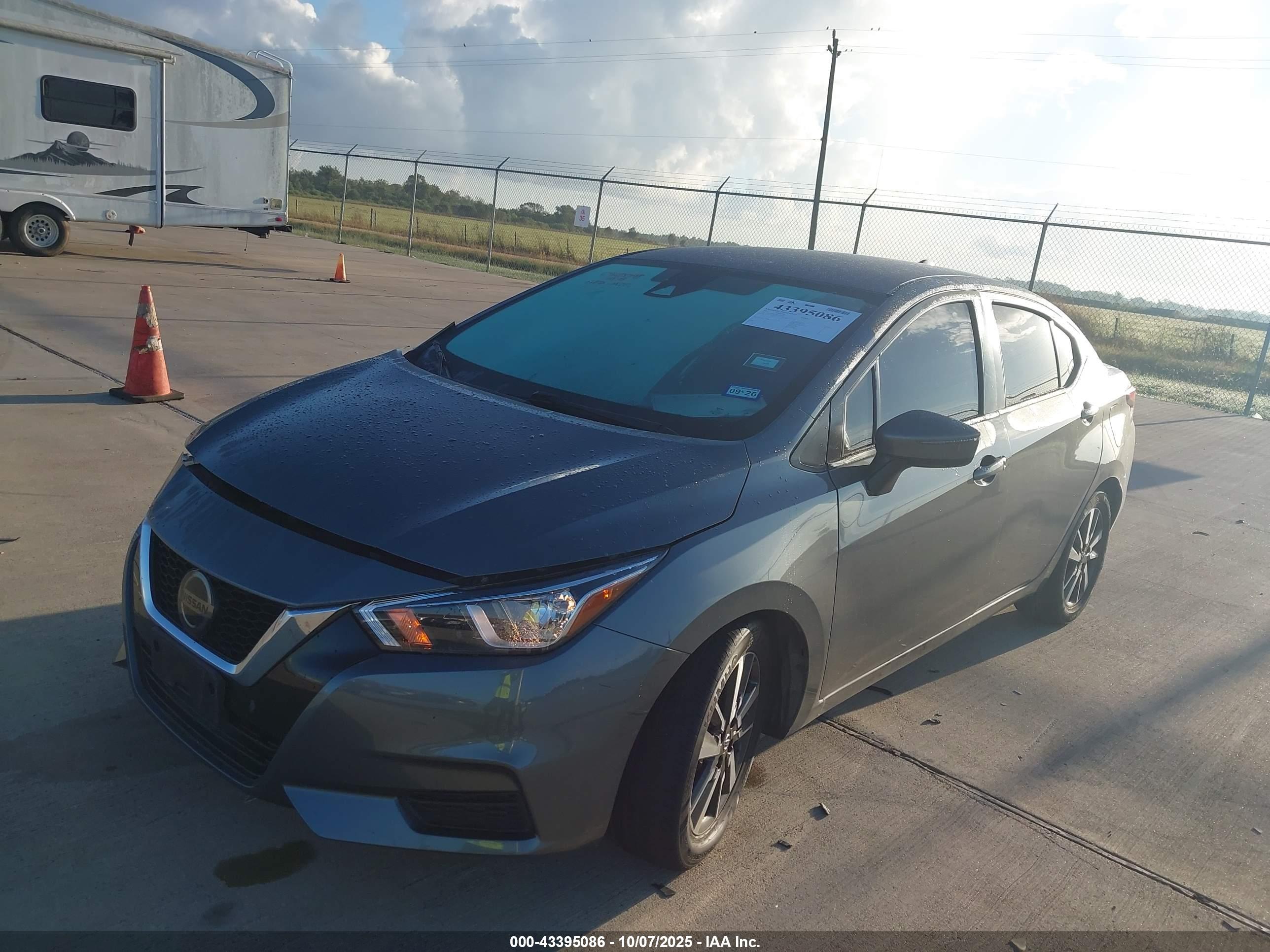 NISSAN VERSA image 2