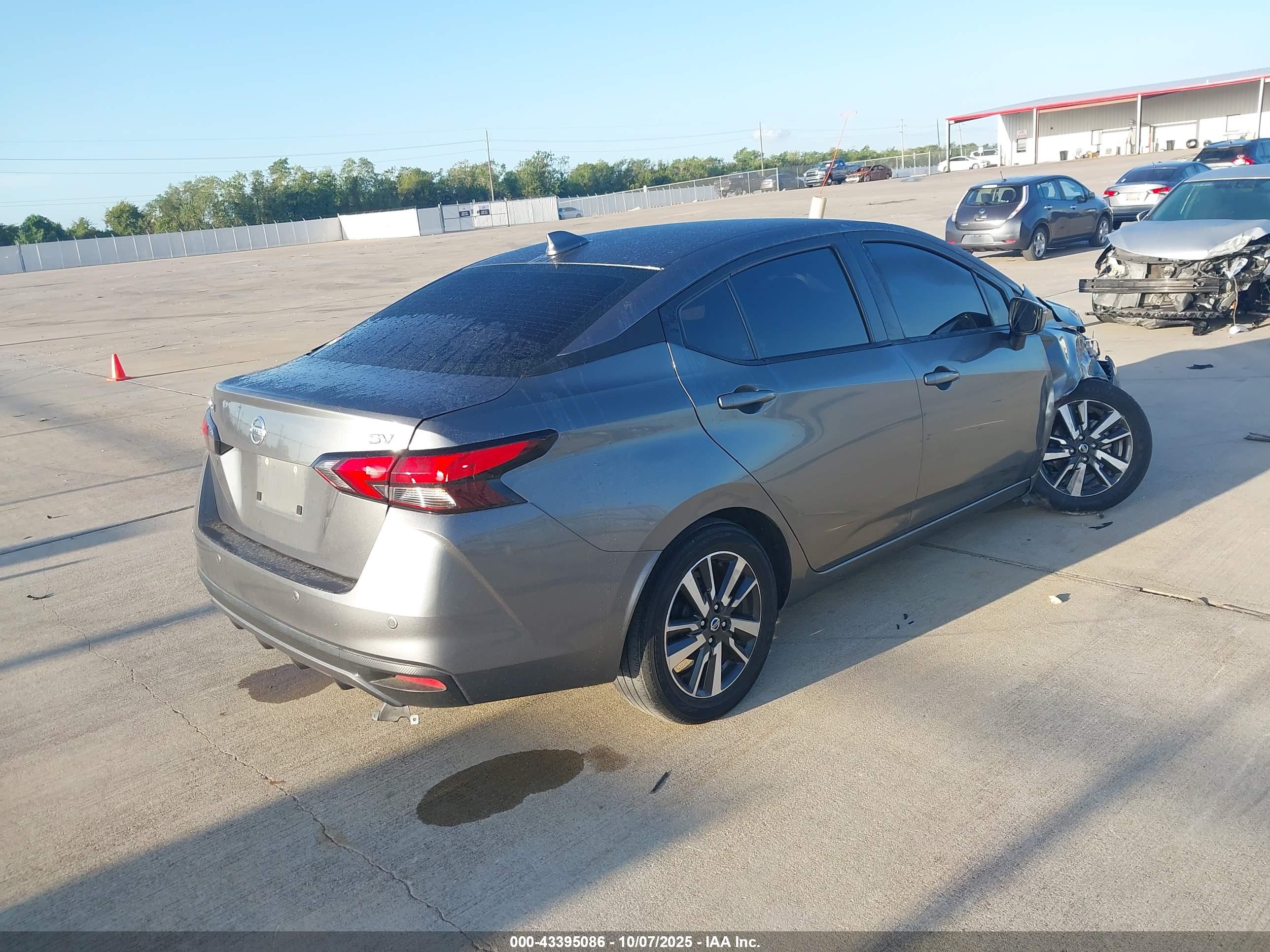 NISSAN VERSA image 4