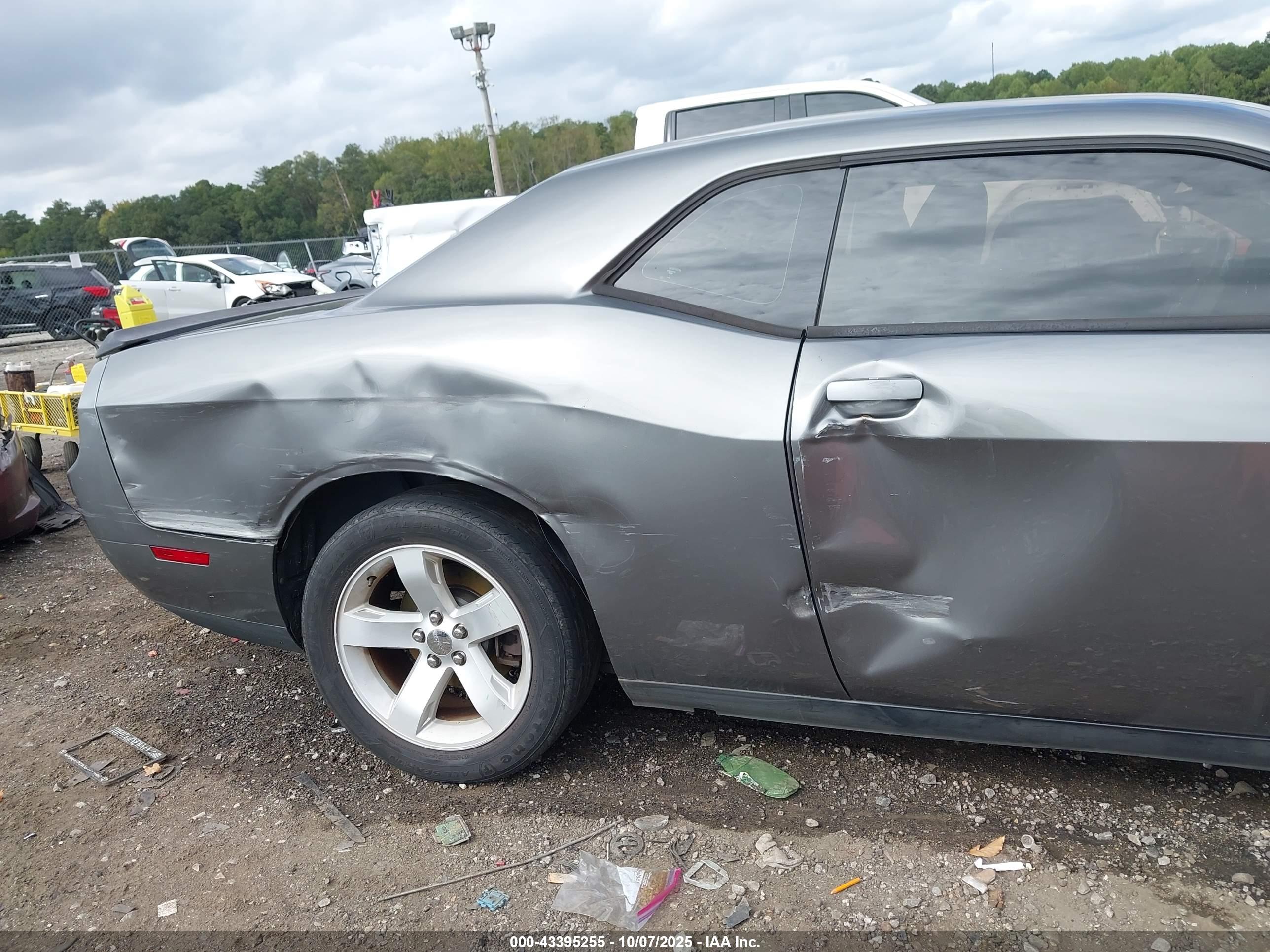 DODGE CHALLENGER image 6