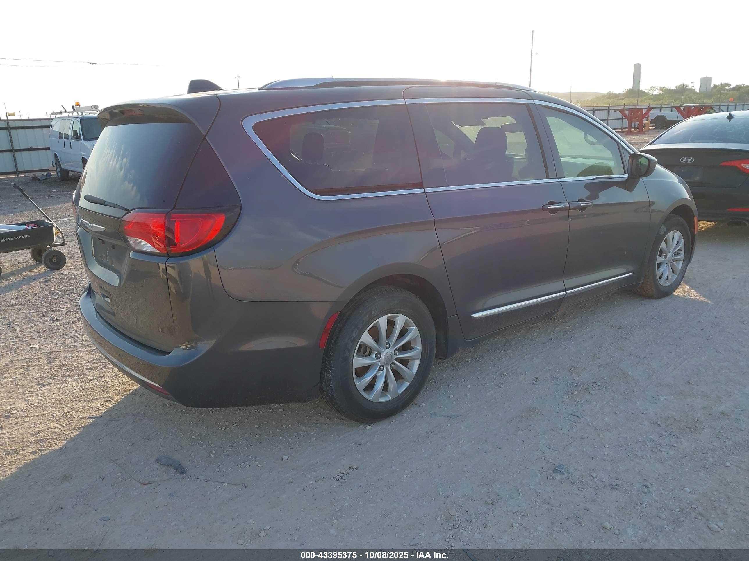 CHRYSLER PACIFICA image 4