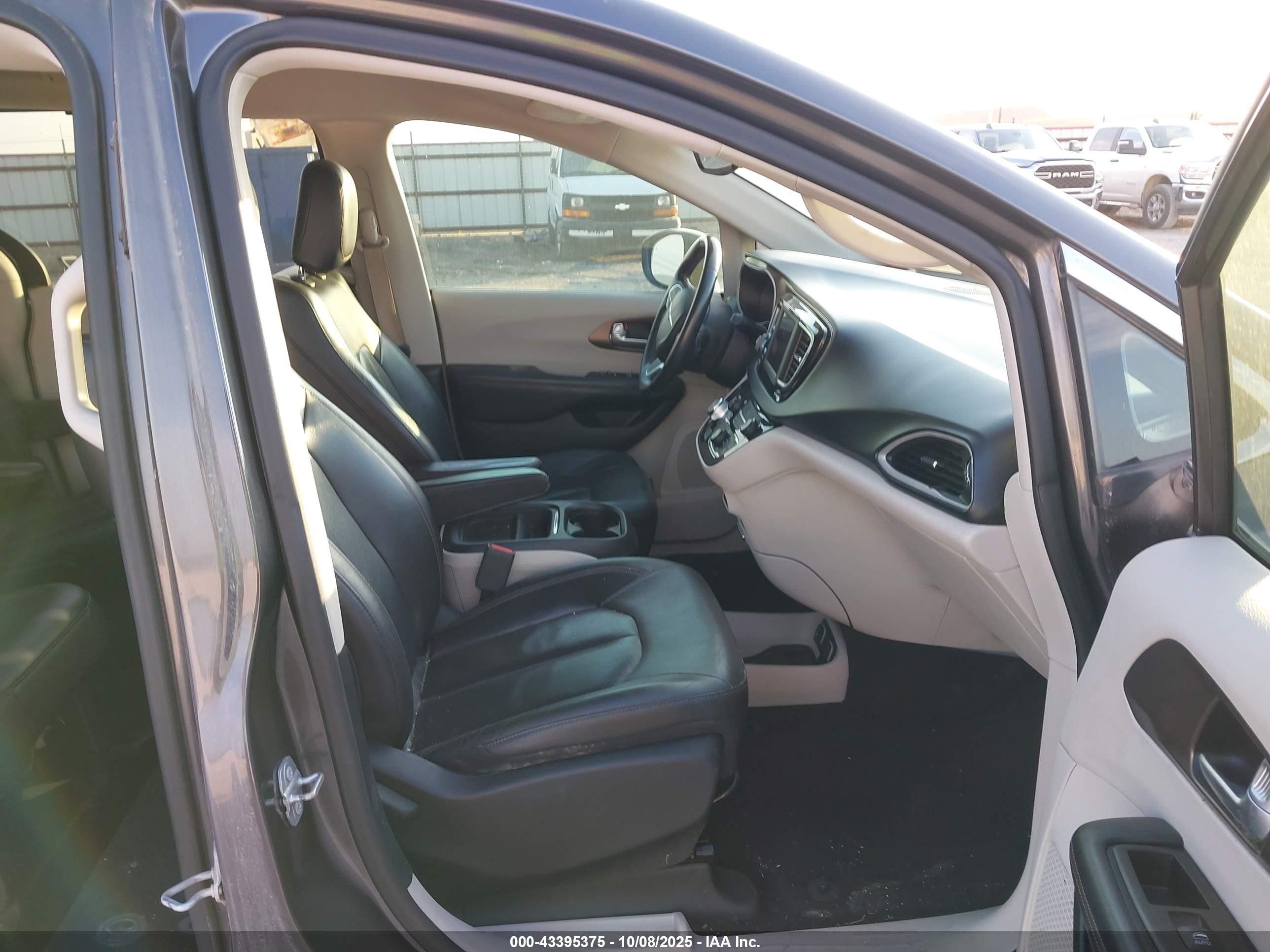 CHRYSLER PACIFICA image 5