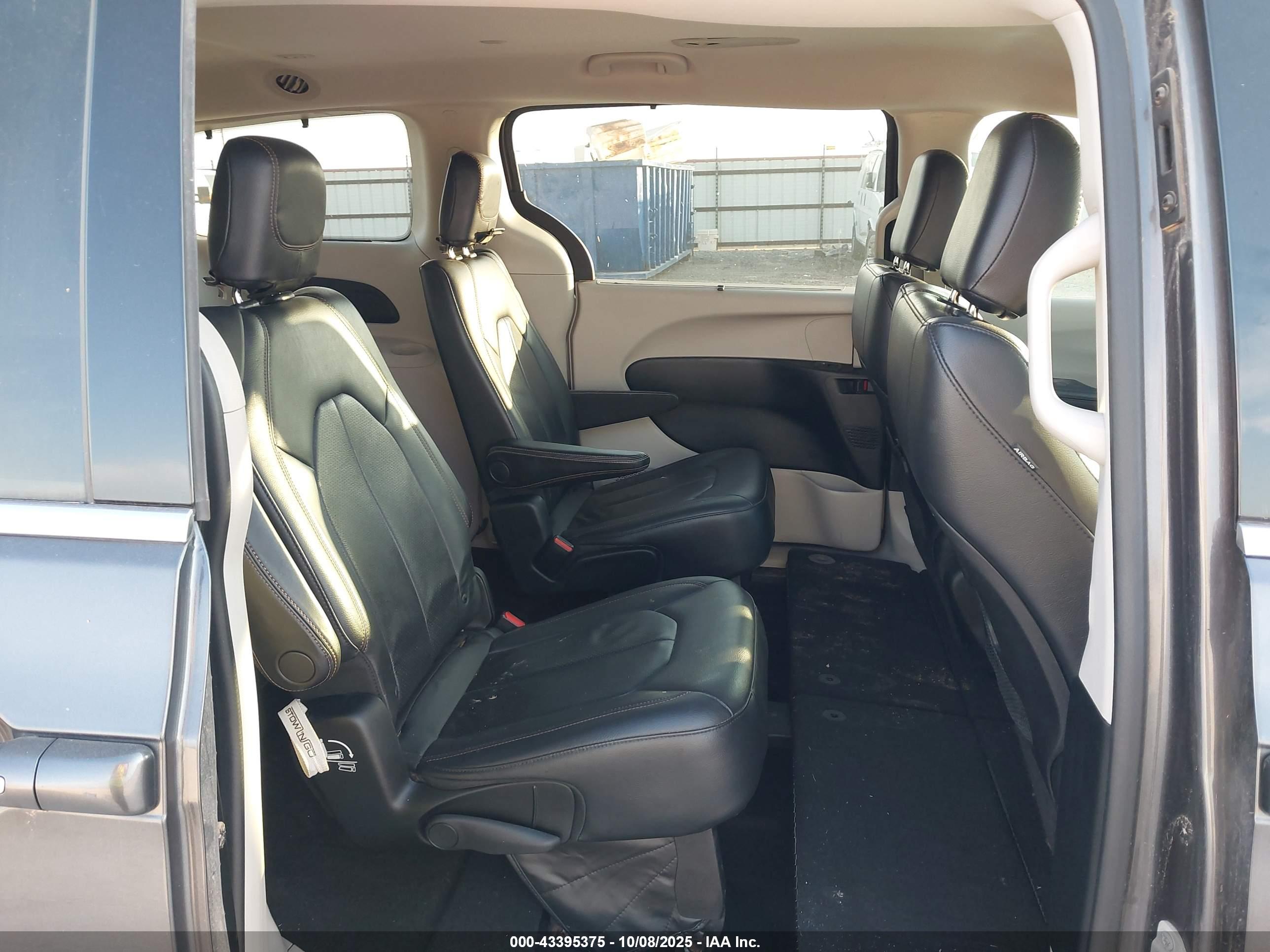 CHRYSLER PACIFICA image 8