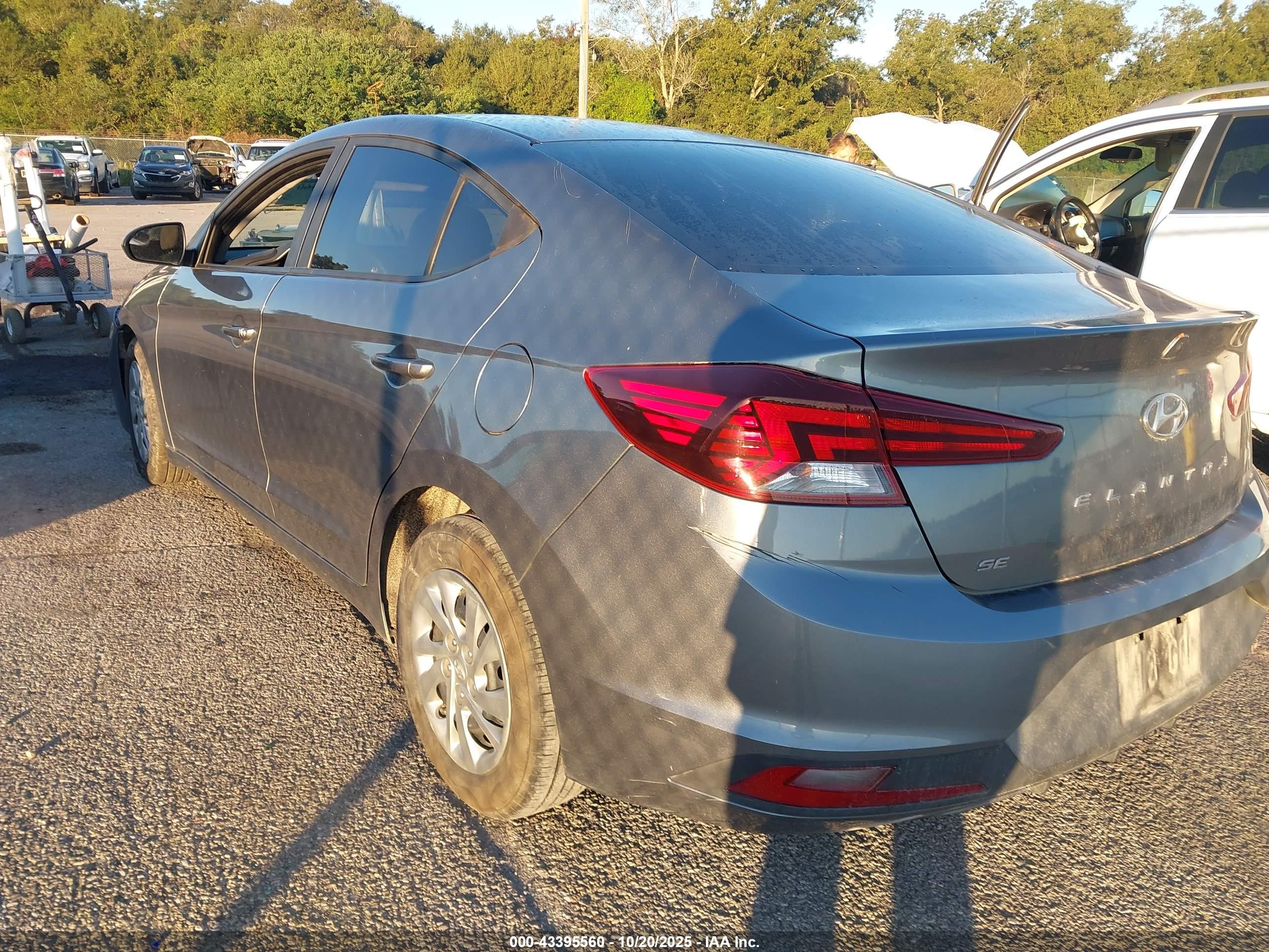 HYUNDAI ELANTRA image 3