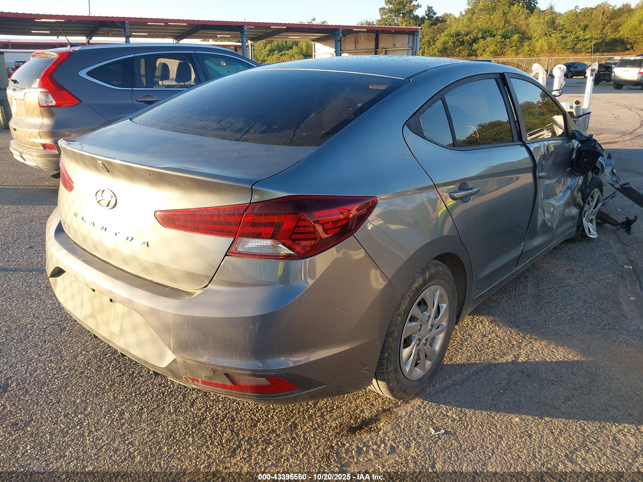 HYUNDAI ELANTRA image 4