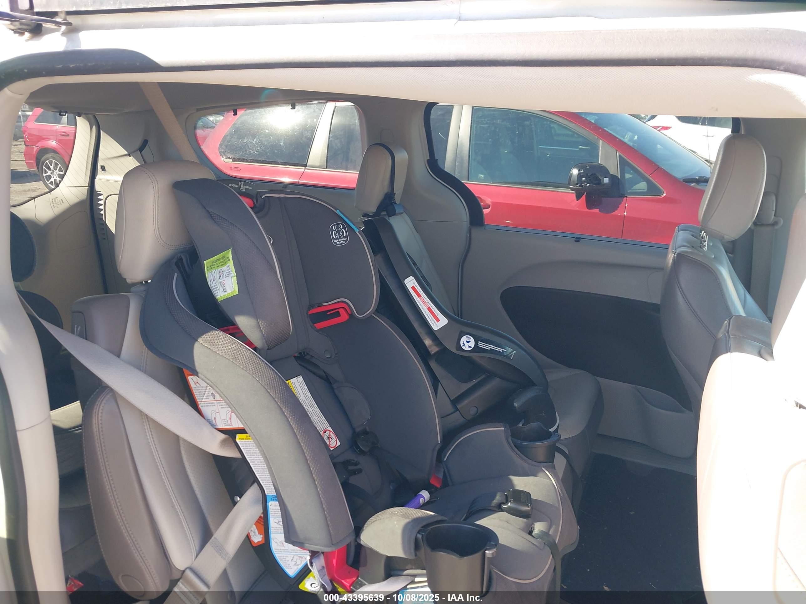 CHRYSLER PACIFICA image 8