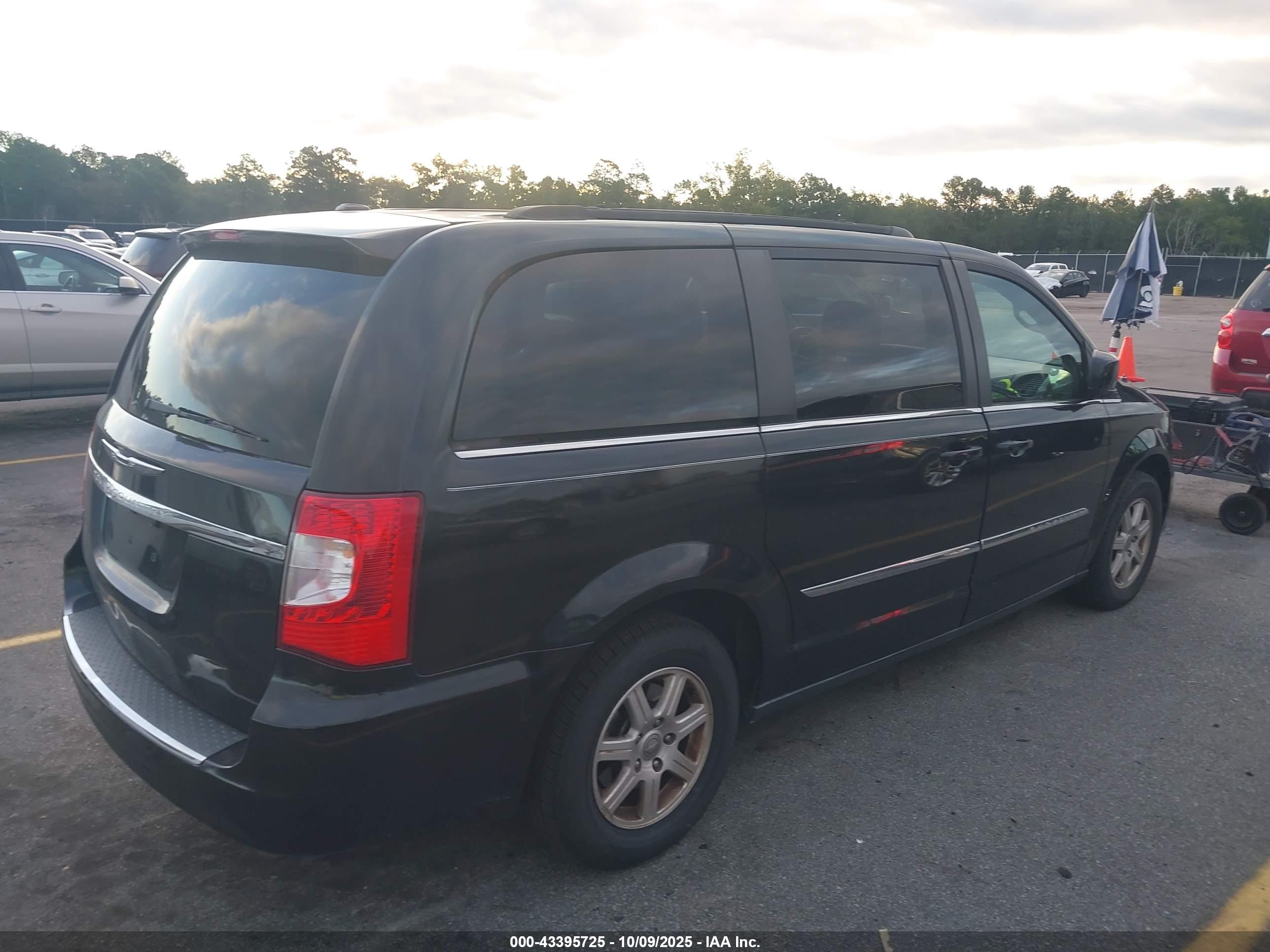 CHRYSLER TOWN image 4