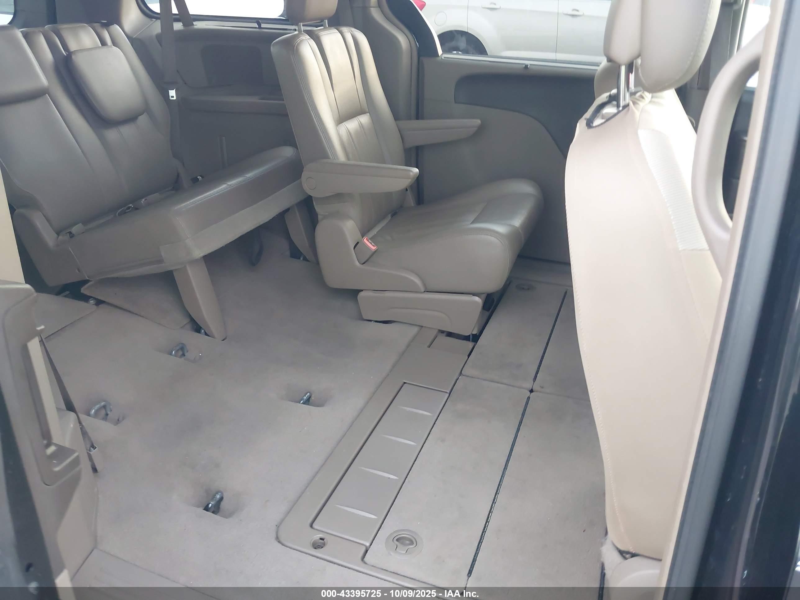 CHRYSLER TOWN image 8