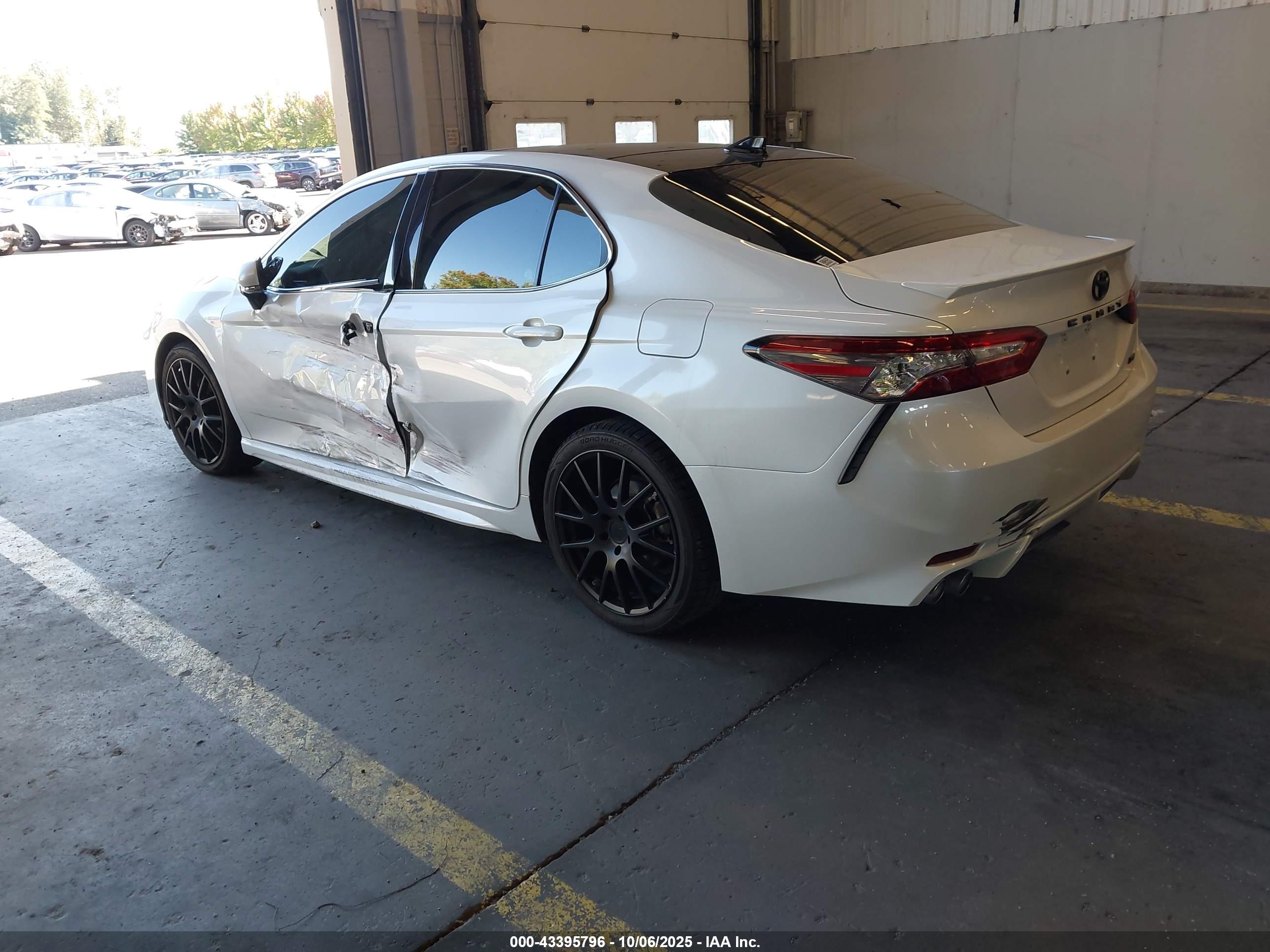 TOYOTA CAMRY image 3