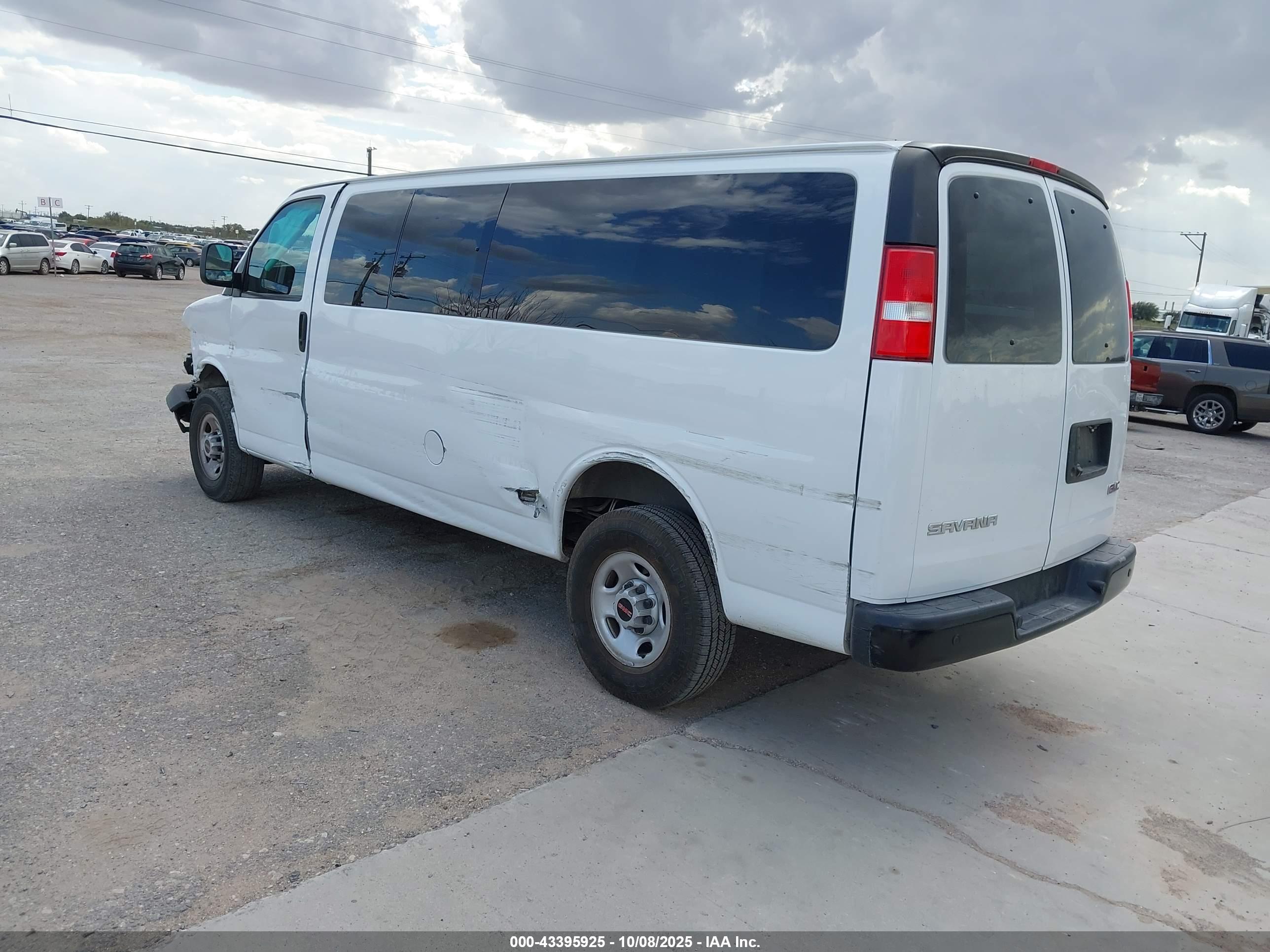 GMC SAVANA image 3