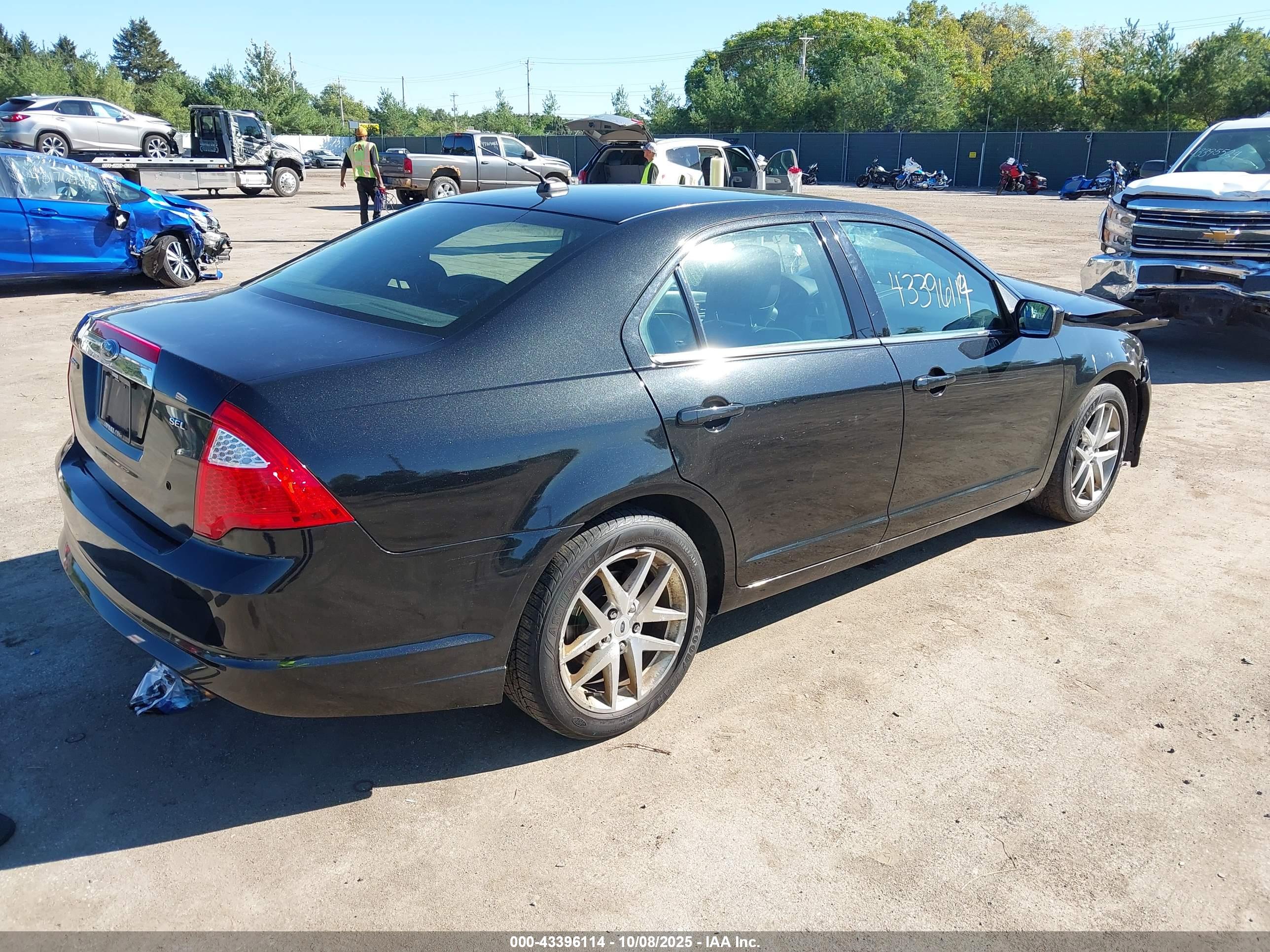 FORD FUSION image 4