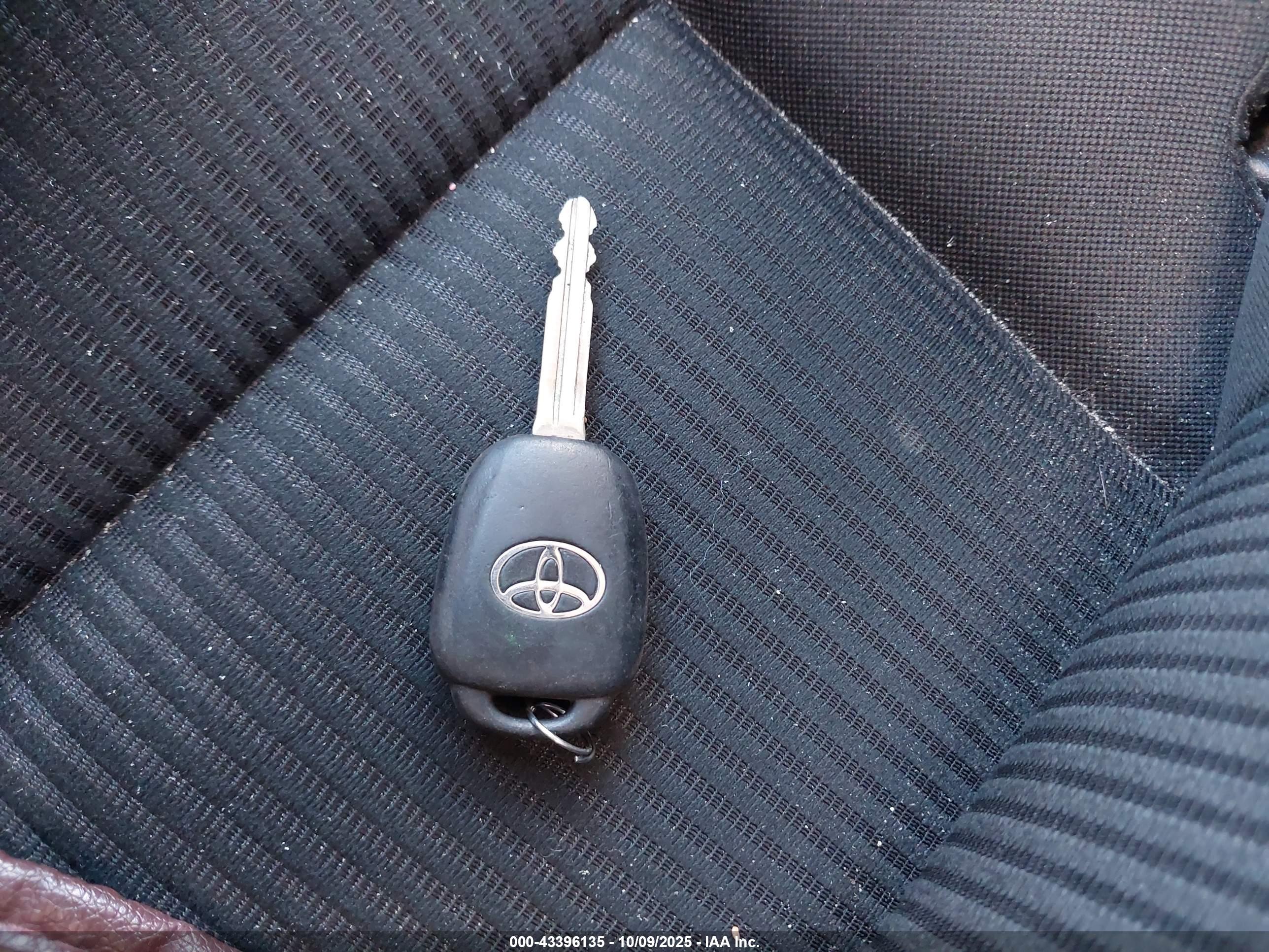 TOYOTA RAV4 image 11