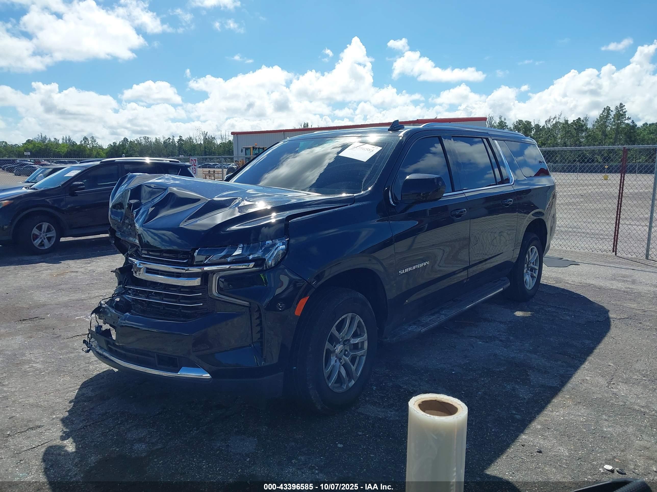 CHEVROLET SUBURBAN image 2