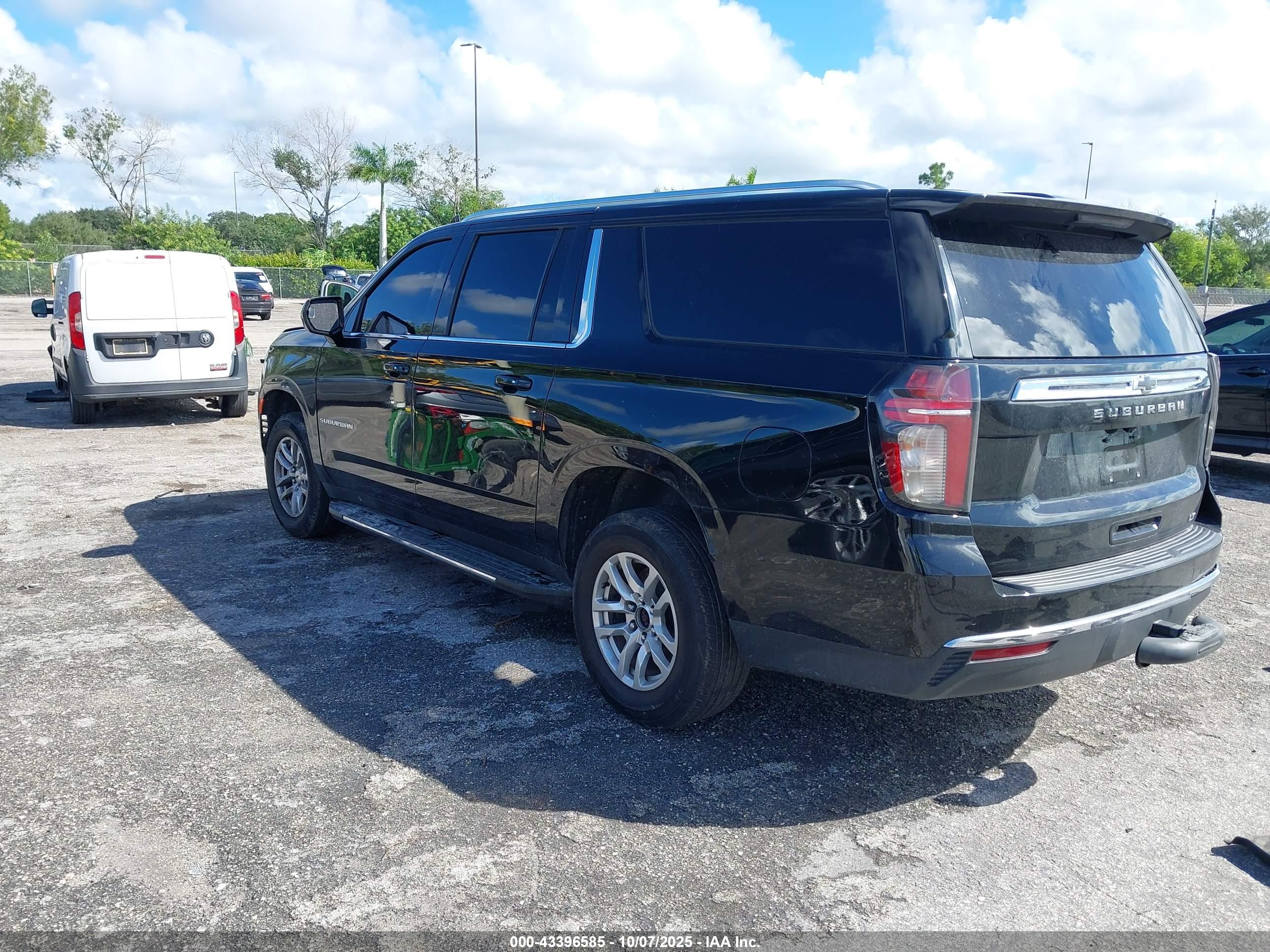 CHEVROLET SUBURBAN image 3